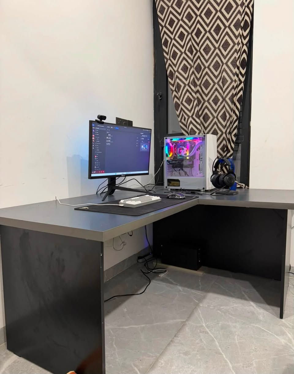 🔥 للبيع PC Gaming & Streaming كامل مع جميع الملحقات 🔥
📌 المواصفات:
✅ المعالج: Intel Core i5-13400F
✅ كرت الشاشة: RTX 5060 Dual Fan
✅ المذربورد: ASUS PRIME H610M-K D4
✅ الرام: Corsair 32GB DDR4
✅ التخزين: Lexar SSD 1TB
✅ تبريد مائي ARGB 240mm
✅ مزود طاقة 550W
✅ الكيس: Montech Fighter 500 White

🖥️ الشاشة:
✅ Patriot IPS Full HD 180Hz

🎮 الملحقات:
✔️ سماعة OMEN Gaming Headset
✔️ كيبورد Redragon FAZE11
✔️ ماوس Youz M5
✔️ Mouse Pad
✔️ حامل سماعة
✔️ كامرتين Full HD
✔️ UPS Taiker 1500VA
✔️ طاولة

💰 السعر: 1,700,000 دينار عراقي

الجهاز نظيف جدًا، استخدام شخصي، وجاهز للتجربة. مناسب للألعاب، البث المباشر، التصميم، والمونتاج، ولا يحتاج أي قطعة أو ترقية.

📩 للاستفسار أو المعاينة راسلني واتساب 
***********

