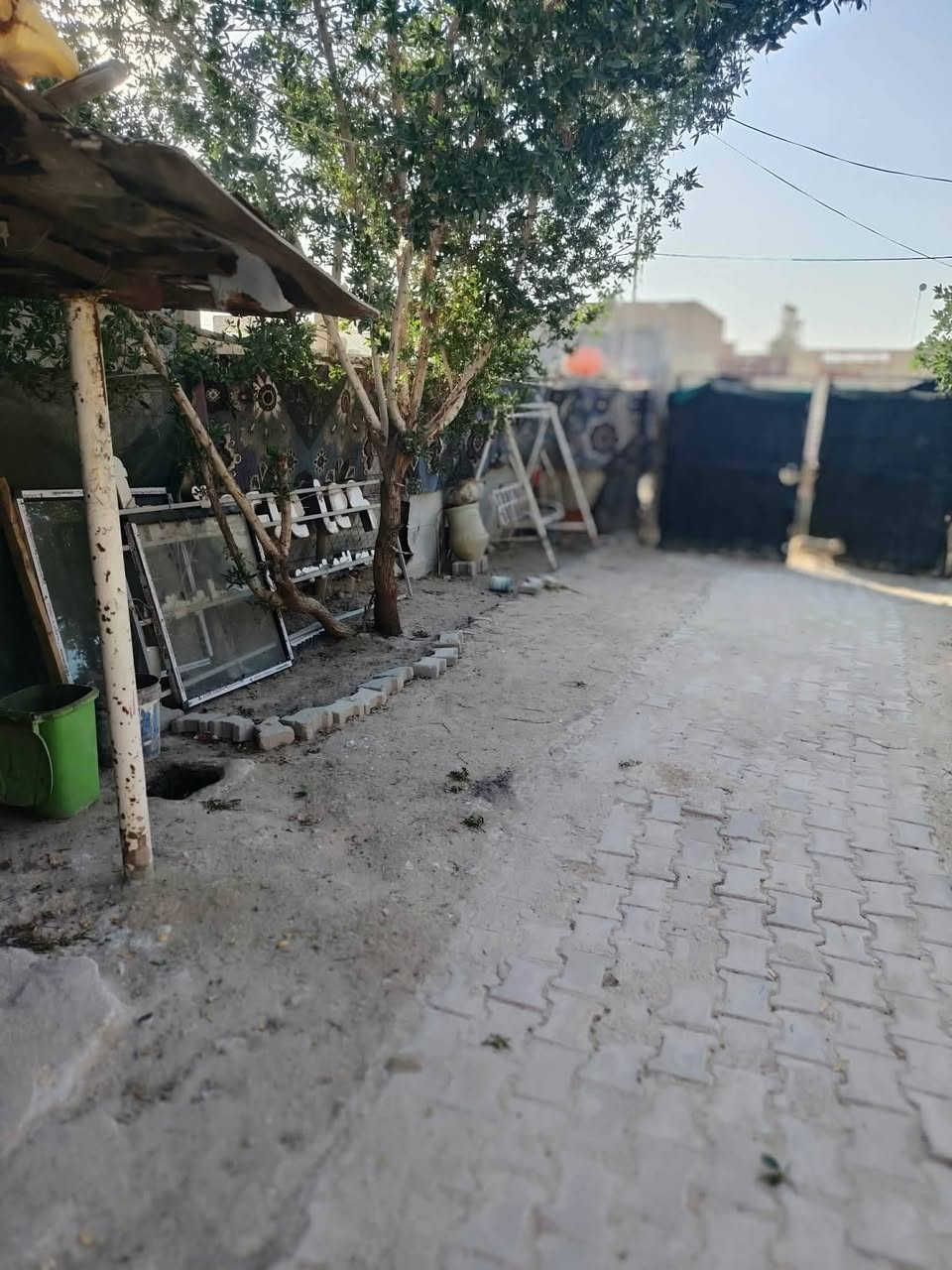 السلام عليكم ورحمة الله وبركاتة 
بيت تجاوز للبيع مساحة 200متر يحتوي على براني 4×6 وصالة 5×7وغرفتين نوم 4×3 ومطبخ 3×2 وصحيات داخلية وخارجية وكذلك يحتوي على مناور عدد 2 البيت جاهز من كلشي كهرباء مولدة عنوانه بالديوانية حي العسكري الصدر الثالث خلف المركز الصحي
سعر 10ملايين وبيه مجال 
الرقم ***********
