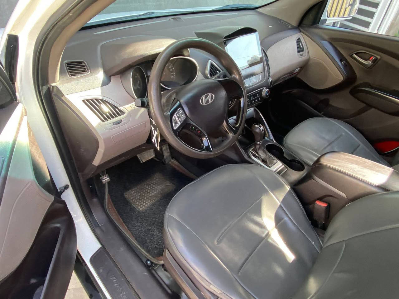 السلام عليكم
هونداي توسان 
موديل 2016 خليجي 
مكينه 2000دوش /كير محرك حداديه تخم تاير جديد ع وضع الشركه 
سياره باسمي تحويل مباشر اي محافظه 
بيها صبغ مكانات لا ضربه ولا معجون 
الغود شواصي حوض كفاله 
السعر ١٢٢$ وبيها مجال
رقم الاتصال ***********
