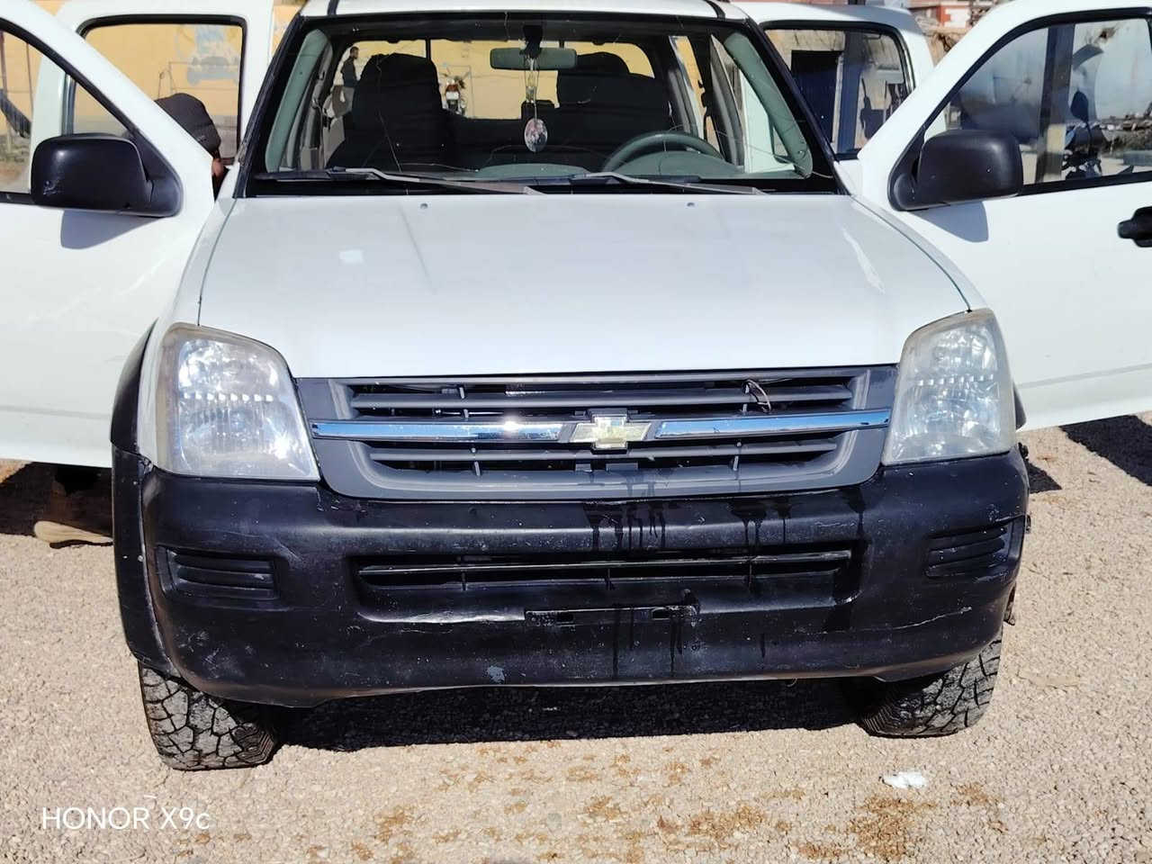السلام عليكم
شوفر لوف موديل 2005 محرك 4 سلندر بلادي صبغ الشركه تدفئه تبريد كهربائيات كلهه شغاله  السياره على وضع الشركه غرفتها جديده بيهه المحرك ينقص تترقم بغداد عارضهه ب 50 وبيهه مجال ***********
