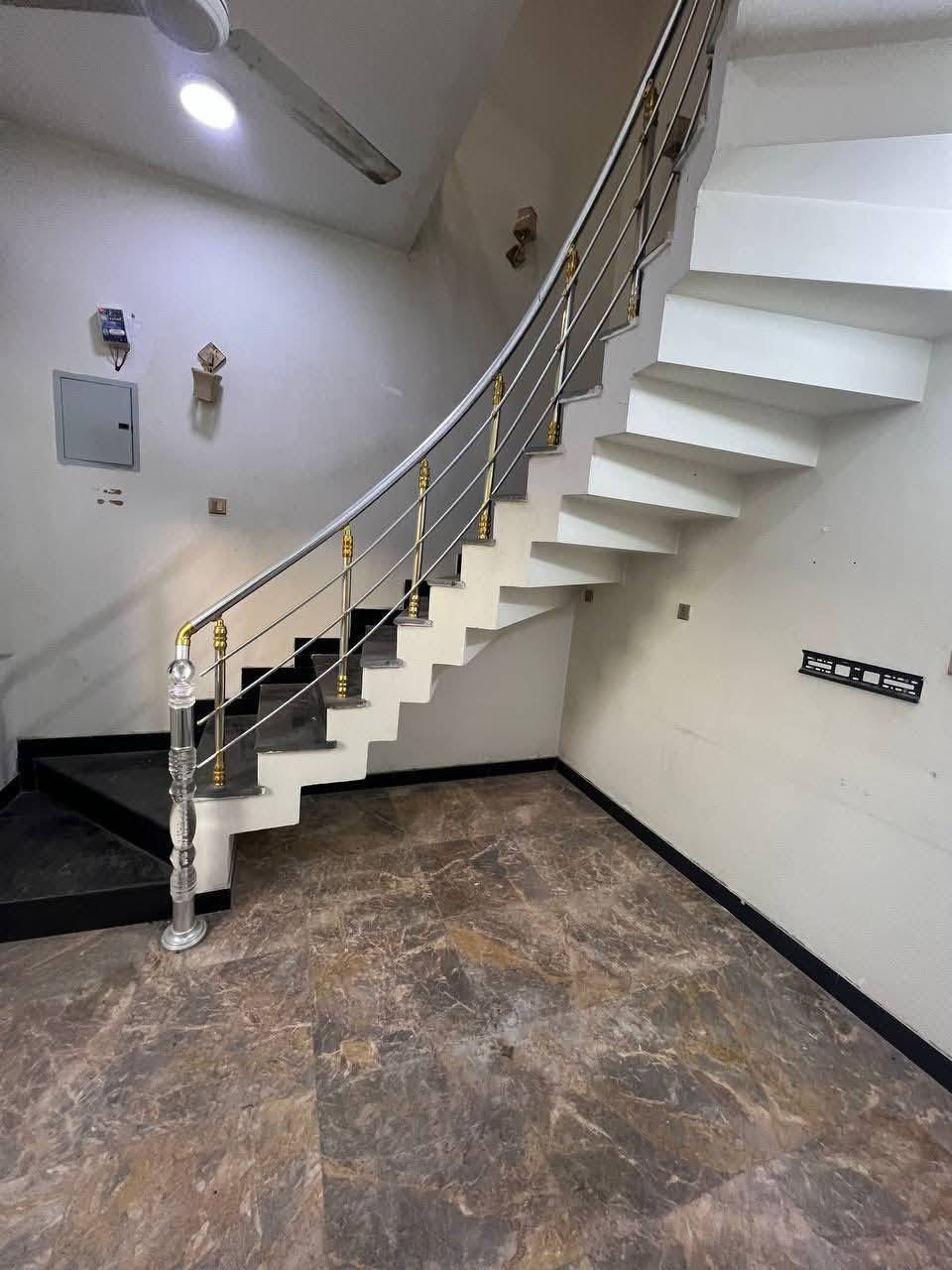 السلام عليكم**

للإيجار (مشتمل) طابقين في منطقة الطويسة** موقع مميز يحتوي على (غرفة وصالة ومطبخ وصحيات) سعر الإيجار (500) الف للإستفسار.***********
