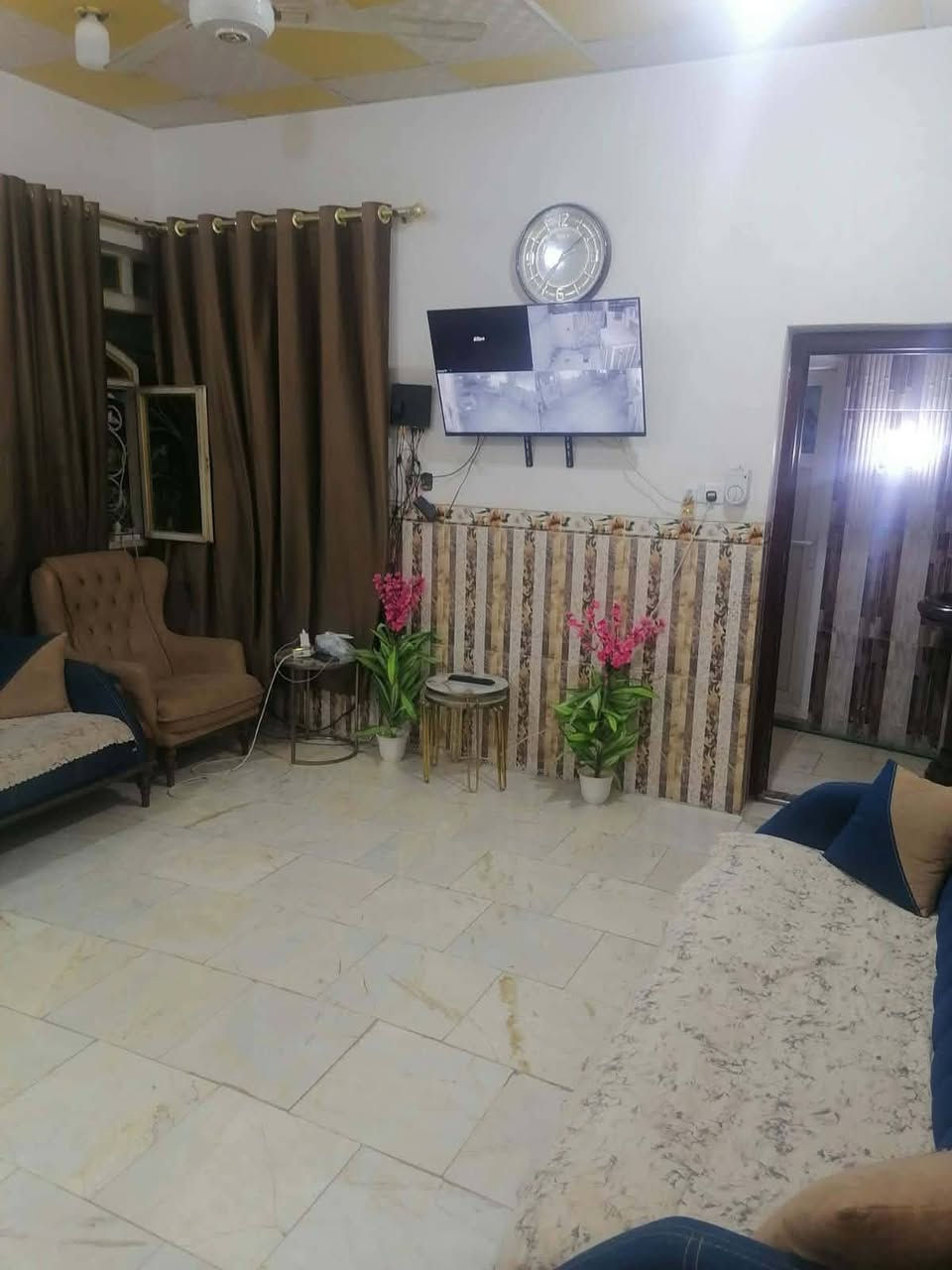 بيت للبيع طابو زراعي مساحة 145 متر 
طابقين الطابق الاول (صاله+ استقبال+2 غرف نوم + مطبخ+ مناور 2+ صحيات 
الطابق الثاني
(2 غرف نوم + صحيات) 
الأساس والسقف صب كونكريت 
البناء طابوق 
الموقع مجمع سادة الحبوبي شارع المطار القديم فرع صيدلية الالفه 
السعر 70 وبي مجال 
للأستفسار *********** النجف, العراق

