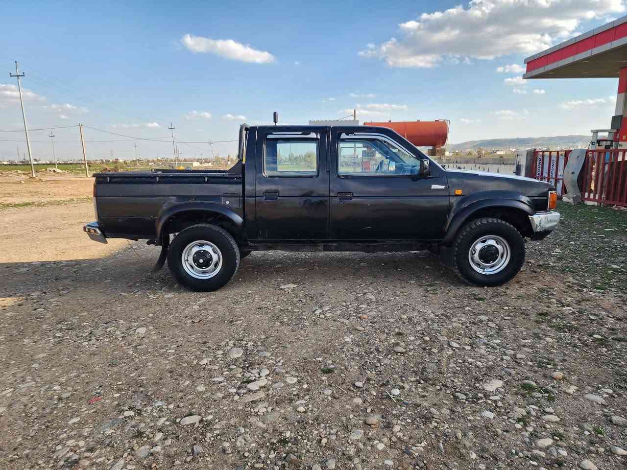 نيسان مؤديل 1997كا مل كرا وه به 2002مه كينه Zته بريتو باوه ر  كيرو مه كينه و ئه كسلى دواو بيشى كرا وه به 2002بيشى جكنيته قو رسوسوكى له جي خؤ ئيشه كا  سه يا ره كه هيج ليداوى و قرجى نيه هه مو كيا نى به شه رت كا ره با ى مه زبوته كيجه كا نى هه مو ئيش ده كا 4تاى لؤكى زيره هه تا بلى تو ندو تؤله هه ي كه لى له و ره سما نه زؤر جوا نتر سه يا ره كه ئا م بوه ئا رمه كه ى ون بوه به شه رتى ئه وه ى ما كه سنه بئ سعر ى 34كه لا
***********.            ***********
