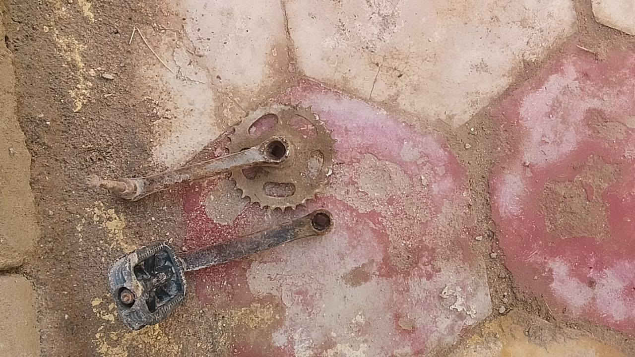 للبيع  اطار 27+تاير كامل 26.    +. جاملق خلفي 26 +بايدرات +ويل امامي 27 هاذ رقمي*********** وتساب بيه. سعر مناسب جدااااا.  ماسنجر
