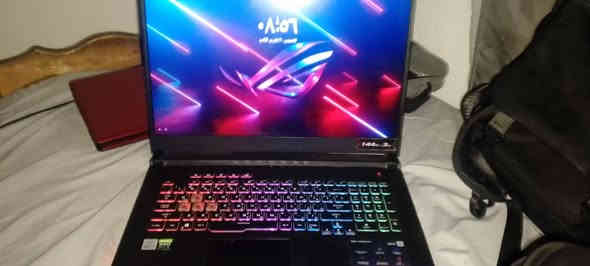 السلام عليكم لابتوب اسوس
النوع: ASUS ROG Strix
 الموديل: G712LWS
 حالة الجهاز: مستعمل – نظيف جداً
** مناسب للألعاب الثقيلة والتصميم والمونتاج

 المواصفات الكاملة:

 الشاشة

17.3 inch

FHD 1920×1080

144Hz معدل تحديث

IPS-Level

 المعالج

Intel Core i7-10750H

Six-Core 6C/12T

Up to 5.0GHz

 كرت الشاشة

NVIDIA GeForce RTX 2070 SUPER

8GB GDDR6

أداء ممتاز للألعاب AAA والبرامج الثقيلة

 الرام

24G DDR4 (قابل للزيادة)

 التخزين

1T SSD NVMe

سرعة عالية بالإقلاع وتشغيل البرامج

 الصوت

Dolby Atmos

سماعات قوية وواضحة

 الإضاءة

RGB Keyboard

Aura Sync

 الملحقات

الشاحن الأصلي

بدون مشاكل حرارية

الجهاز نظيف بي فطر بسيط من جوه ما مأثر على شي شرط الفحص
