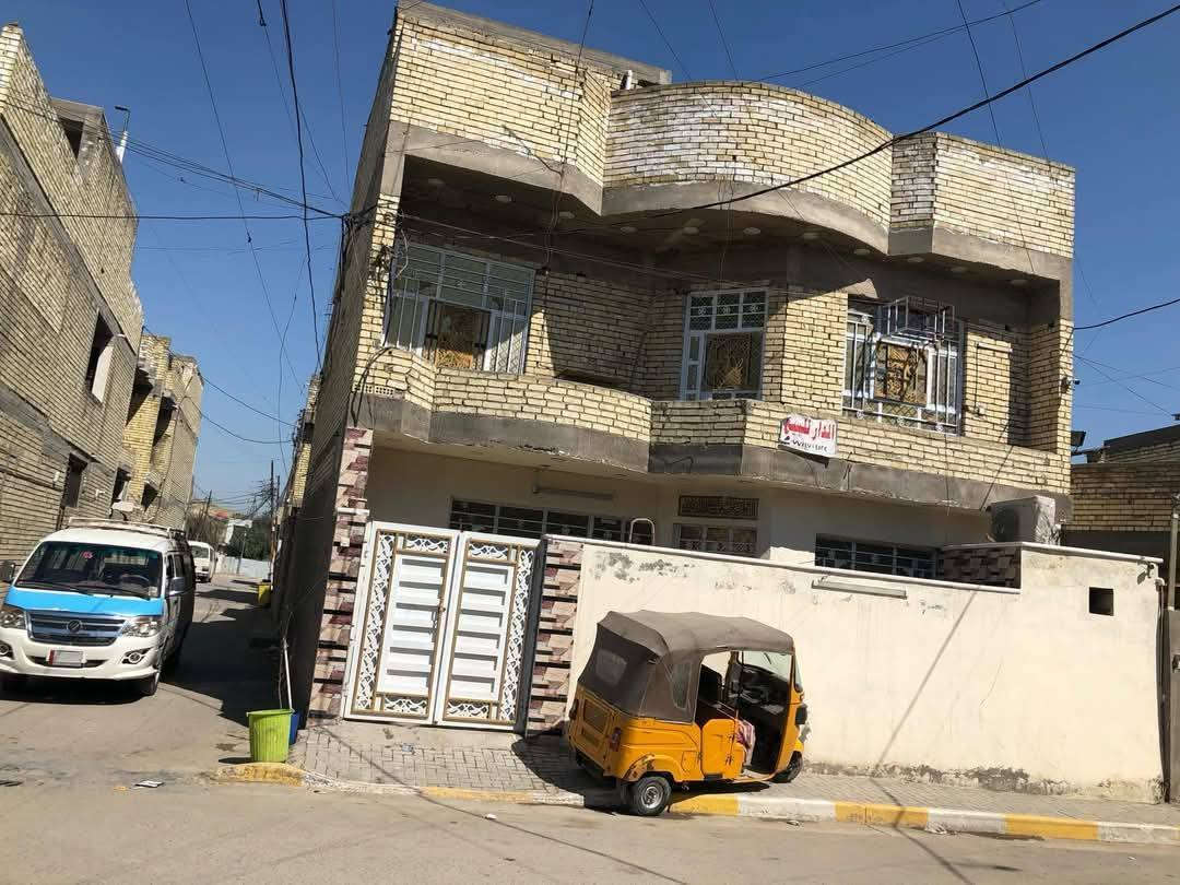 السلام عليكم 100متر مربعة للبيع 10×10 طابو زراعي قرار محكمة  طابقين +غرفة قيد الانشاء مابيه اي نقص الطابق الاول متكون من  حوش استقبال حولي غرفه منور حمام الطابق الثاني غرفتين +حمام السعر 140مليون وبيه مجال للاستفسار الاتصال على الرقم ***********العنوان بغداد العبيدي حي الرئاسة شارع عشرين خلف مدرسة الشهيد سلام الكناني
