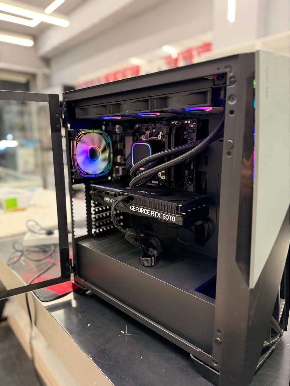CPU: R5 7600
Motherboard: B650M-K GIGABYTE DDR5
GPU: RTX 5070 pny 3*fan 
RAM: 2*8 laxer 6000mhz  ddr5
STROGE:512  ssd nvme
PSU: 750W +80 SUMTAX WHITE
COOLER:liquid cooler deepcooll 360mm 
CASE: POWERTRAIN 4FAN ARGB

کەیسێکی گەیمینگ و زۆر بەهیز بۆ گەیمینگ و دیزاین 
زەمانی ٣ مانگی هەیە 
نرخی 1400$ 
گەیاندن بۆ هەموو شوێکێک هەیە 
*********** 
*********** أربيل, العراق
