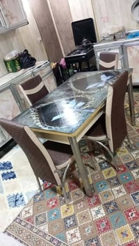 ميز طعام • ٦ كراسي • ما بيها عيب