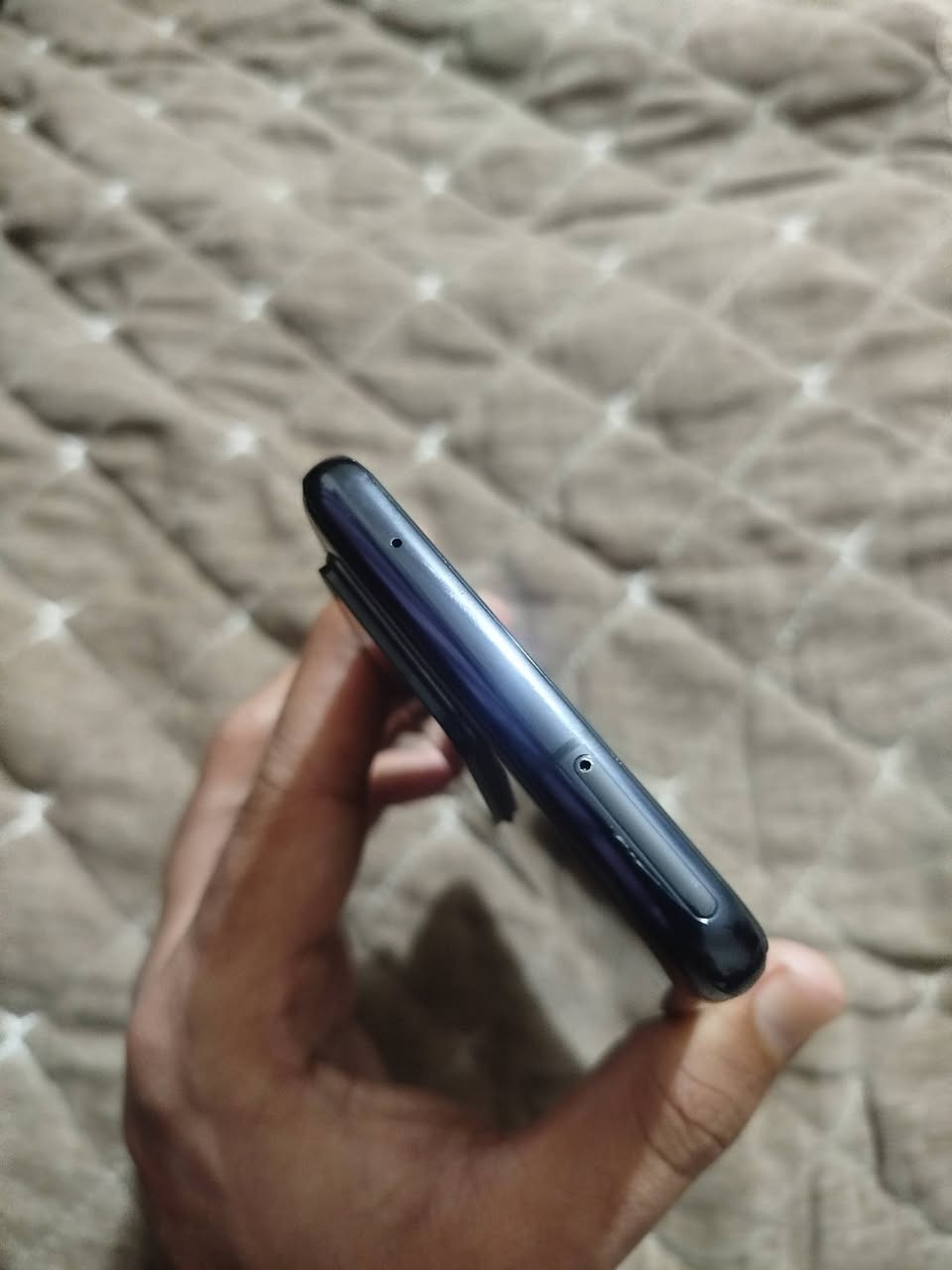 Galaxy S20 Ultra
جهاز غني عن التعريف مواصفاته معروفه 
فقط كامرة السيلفي بيها غواش قليل الجهاز بالشرط سعر 260الف وبي مجال يرهم مراوس حسب القناعه***********
