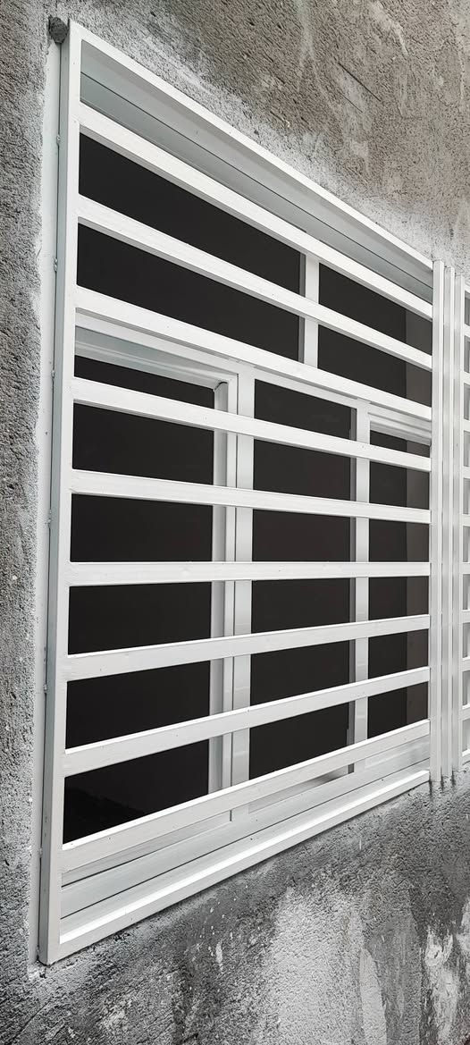 السلام عليكم تنضيف وصبغ  الشبابيك والابواب والجدران العنوان ميسان العماره للاتصال ***********
