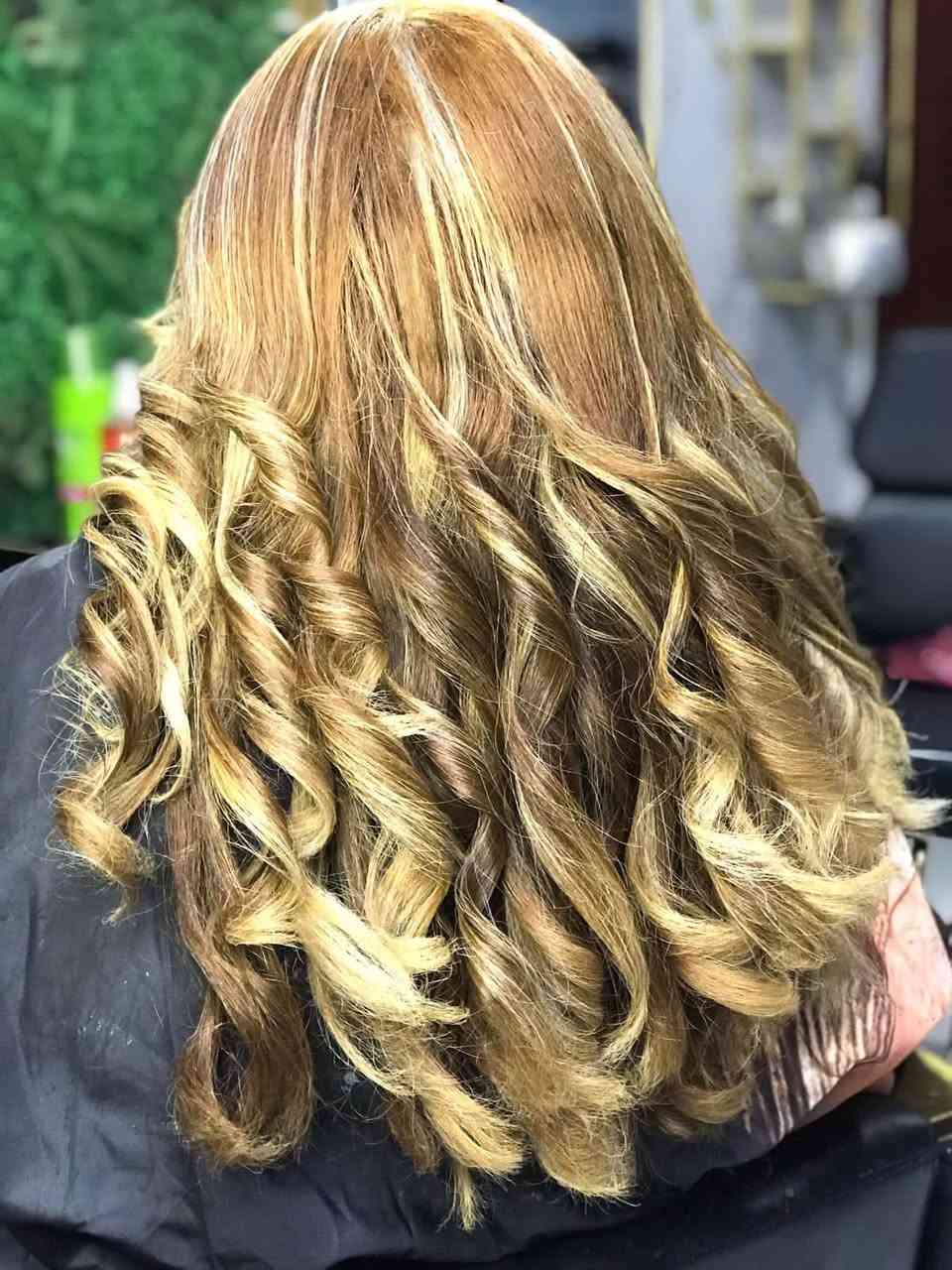 عروض العيد يم ڤكتوريا وبس ✨🔥
ولمدة اسبوعين فقط يوم 30 رمضان تنتهي 🤩
 ✨ حفافـة وجه وحاجب  5 الاف مع سكرابات هدية 
✨ حفافـة حاجب فقط بـ3 
🧖‍♀️ تنظيف بشرة ملكي بجهاز الهايدروفيشل 10 مع قناع ضوئـي هدية 
💇‍♀️ خصل گذلة وزلوف 30 الف لكـل انواع الشعر
💋 بديكير تنظيف قدم مع مرطب 7 الاف بسس 
قص شعر 5 الاف فقط 😍
تسريح للشعر القصير 25 الف فقط 🙈
يبقـى عدنا الصبغ والميش يحدد بعد المعاينة خصم 30‎%‎ مع معالج هدية 🔥

📍 عنوان الصالون : شارع 80 - حي العسكري - مجاور محطة الاتحاد - مجاور اسواق احمد السويدي

📌 للاتصال : ***********
