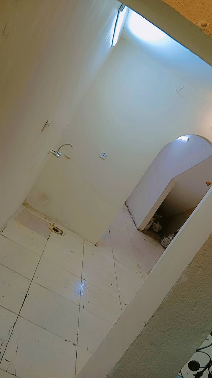 السلام عليكم بيت للايجار في الاسكان يبعد عن الشارع فرعين الفرع واسع يحتوي على غرفه ومطبخ وصاله وصحيات ومنور اريد عائله صغيره ايجاره 450 يعجبكم تفضلو ادزلكم العنوان تشوفو.


**إذا كنت صاحب هذا الإعلان وتريد حذفه لأي سبب، رجاءا أرسل رسالة إلى الدعم الفني**