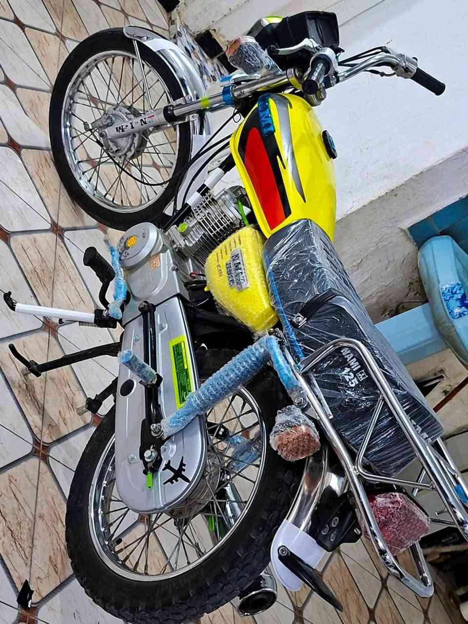 اربعة كير 22 ليموني اوراق 6 اصولي مكفولة مكينة مامفتوحه دراجة نضيفه شاصي مكفول اوراق جدد كهربايات كلهن شغالة سعرها 750 قفل قفل  مكاني الحي ***********
