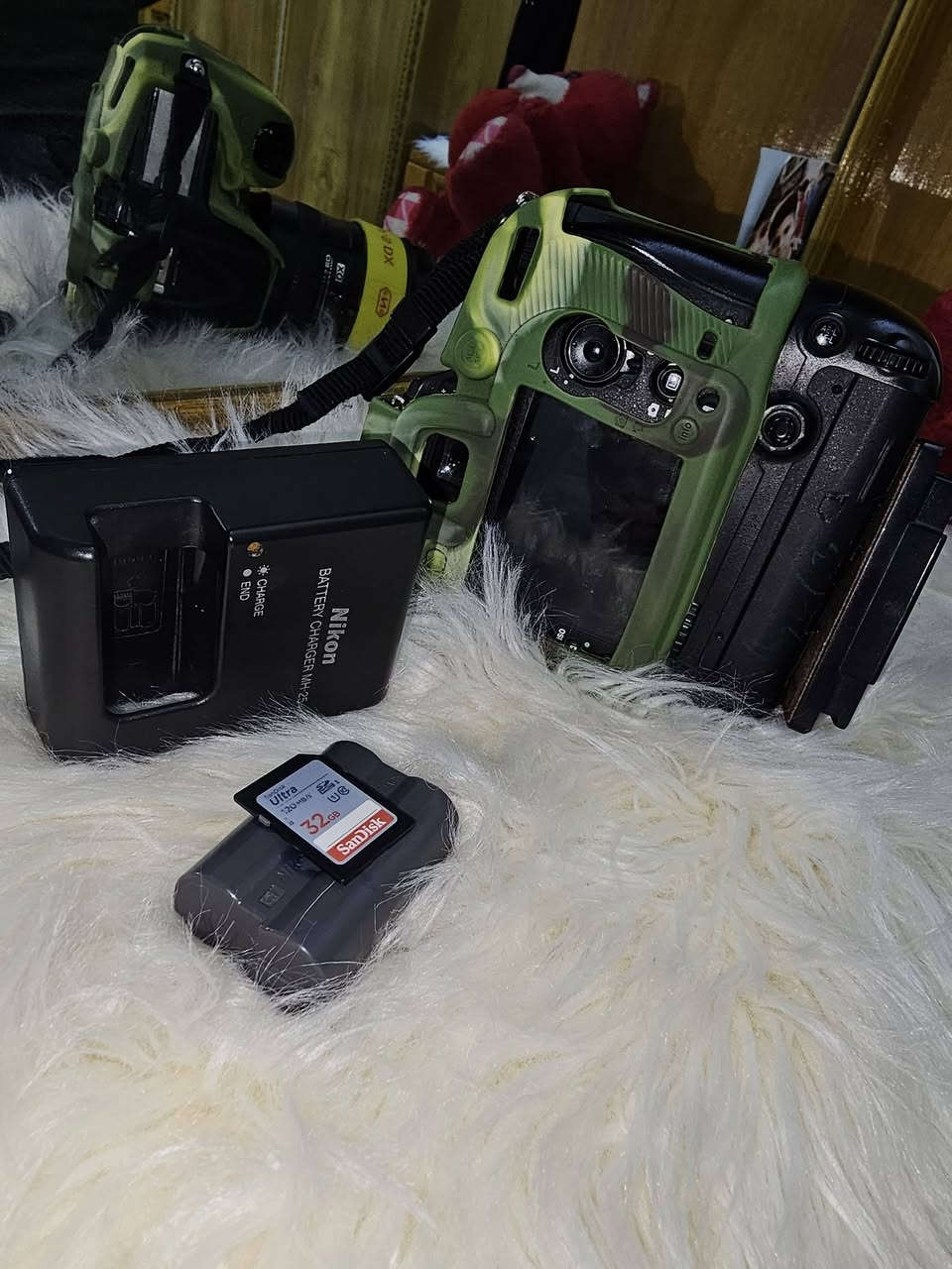 للبيع: كاميرا Nikon D7100 مستعملة بحالة ممتازة مع ملحقات كاملة
كاميرا Nikon D7100 نظيفة جداً ومحافظ عليها، تأتي مع حافظة حماية من السيليكون بنمط التمويه العسكري.
​المواصفات والملحقات:
​جسم الكاميرا: Nikon D7100 
​العدسة: عدسة Nikon AF-S NIKKOR 18-200mm f/3.5-5.6G ED VR DX. عدسة زوم ممتازة ومتعددة الاستخدامات مع خاصية تقليل الاهتزاز 
​الملحقات الإضافية:
​قبضة بطارية (Battery Grip) مركبة ومثبتة للحصول على عمر بطارية أطول ومسك أسهل للكاميرا
​حافظة حماية من السيليكون بنمط تمويه أخضر (كاور).
​شاحن بطارية أصلي (Nikon MH-25).
​بطارية إضافية واحدة على الأقل.
​بطاقة ذاكرة SanDisk Ultra بحجم 32 جيجابايت 
​حزام للرقبة (Nikon).
​غطاء حماية (كاور) للعدسة (باللون الأصفر).
​مرشح UV (فلتر) للعدسة 72 ملم 
​الحالة:
​الكاميرا نظيفة جداً وخالية من أي خدوش أو عيوب ظاهرة على الشاشة الخلفية 
​العدسة نظيفة وخالية من الخدوش والفطور.


**إذا كنت صاحب هذا الإعلان وتريد حذفه لأي سبب، رجاءا أرسل رسالة إلى الدعم الفني**