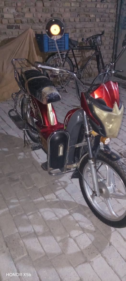 سلام عليكم طبعن من رخصت مسؤل كروب عندي دراجة شحن فارس ذهبي نضيفه كلش بدون بطاريات شغاله سويج موبصمه  شراي يتصل على رقم ***********
سعره 250 بيهه مجال الطيبين
