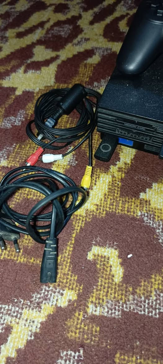 سلام عليكم بلي 2 للبيع كامل ملحقاته 2 يدات  وفلاش وهارد سعر60  الف وبي مجال قليل مكاني نجف حي ميسان (***********)
