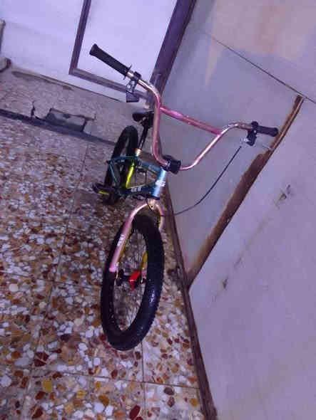 سلام عليكم بايسكل للبيع Bmx البايسكل يحتاجله ترتيب تايراته جدد زنجيل مايفلت سرج اصلي سعر البايسكل /80/وبي مجال مكاني... الديوانيه الاسكان... الاتصال على الرقم او مراسلة الصفحه رقم الهاتف بي واتساب... ***********....او مراوس حسب القناعه
