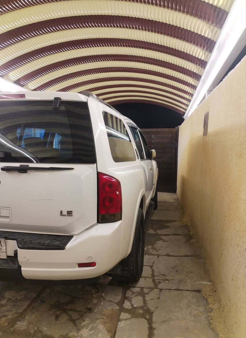 السلام عليكم نيسان ارمادا موديل ٢٠١٠ اعلى مواصفات LE معروفة مواصفات ال LE تخم تاير جديد تدفئه كراسي  تدفئه تبريد مري شفط جنطة كهرباء شاشة جام اوتو الجامات الخلفية كهرباء شاشة خلفية تبريد ثلاث قطع تحكم خلفي منعزل لايت عالي زنون السعر ١٢٠ وبي مجال بسيط  ***********
