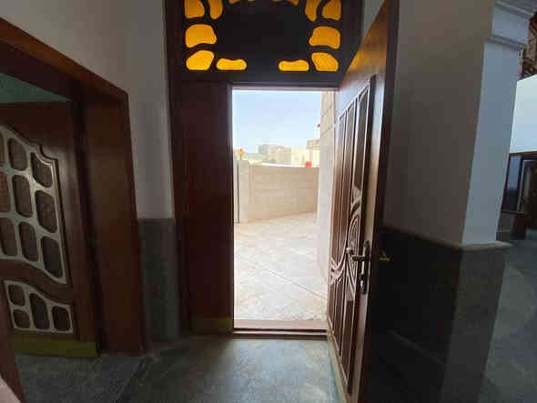 دار للايجار
المساحه ٤٠٠ متر ركن 
موقعه حي الضباط خلف خزينه المحافظه يحتوي على خمس غرف وثلاث مجموعات صحيه واستقبال كبير معزول ومدخلين
يصلح للشركات او مقر منضمة للاستفسار والتواصل ***********
