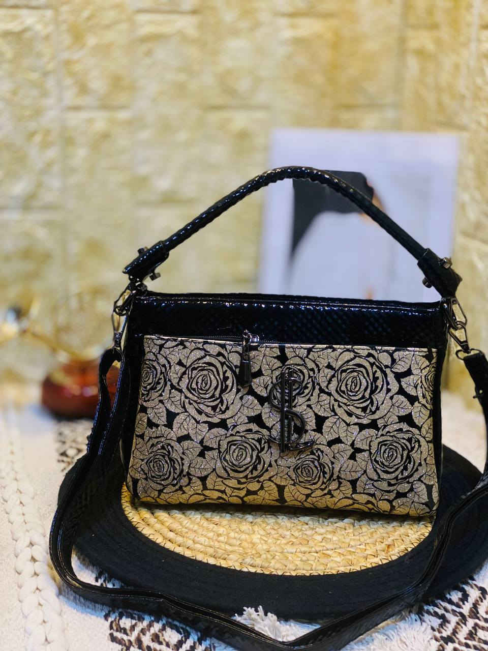 💢أفخم الحقائب النسائية💢
تشكيلة حقائب (روغان)
حقيبة دزاين جديد 😘
لموسم 🍂-2025

حقيبة (روغان) جلد لامع #درجة اولى حجم وسط 5سحابات/3 خانات +سير كتف اضافي وحزام كتف ✅  تشكيلة رووووعة الوان رقية جدا🔝💯
———————————
حقيبه نسائي جلد الاصلي 
موديلات حديثة وجميلة
كوالتي عالي جدا 👍♥️
السعر 15 الف 
🚘 يوجد خدمة توصيل لجميع محافظات العراق 4 الاف
للطلب واتساب ***********
