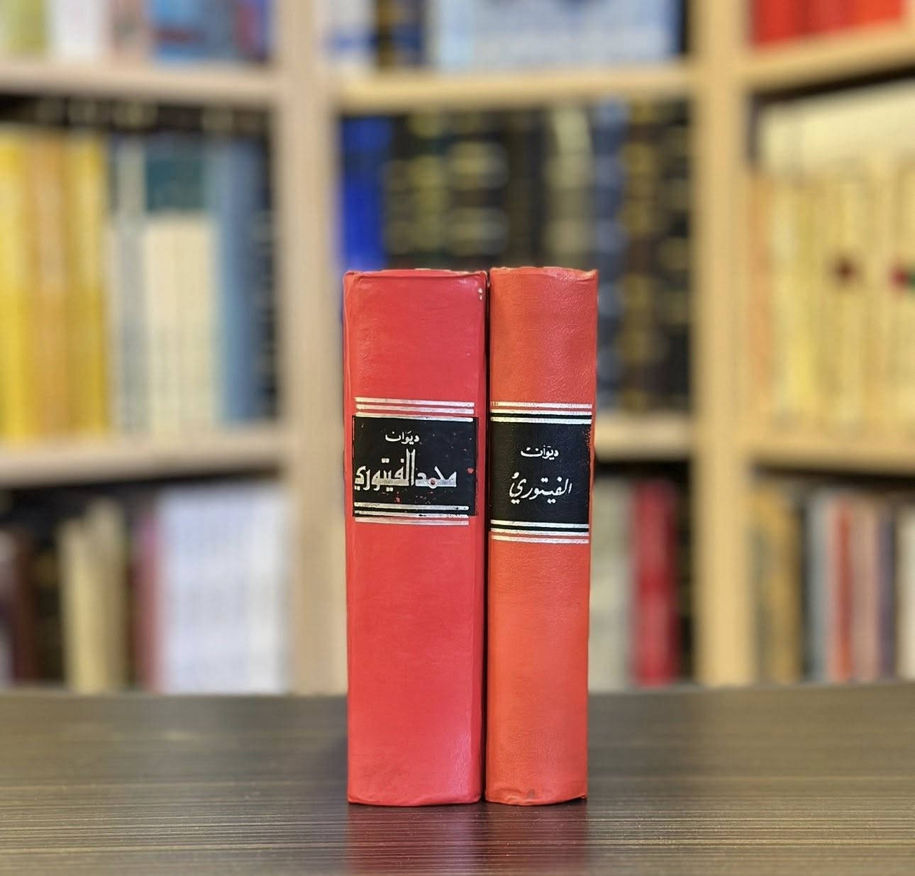 محمد الفيتوري 
مجلدين طبعة 1979
دار العودة بيروت
حالة الكتاب ممتازة 

لستَ طفلاً
هكذا تُولدُ في العصر اليهوديِّ
وتستغرقُ في الحُلمِ أمامهْ
عارياً إلّا من القُدسِ..
ومن زيتونة الأقصى
وناقوسِ القيامةْ
شفقيّاً وشفيفاً كغمامةْ
واحتفاليّاً كأكفان شهيد
وفدائيّاً من الجُرحِ البعيدْ
ولقد تصلُبُكَ النازيّةُ السوداءُ
في أقبية العصر الجديدْ
فعلى من غرسوا القضبانَ في عينيه
أن لا يتألَّمْ
وعلى من شَهِدَ المأساةَ
أن لا يتكلَّمْ!


**إذا كنت صاحب هذا الإعلان وتريد حذفه لأي سبب، رجاءا أرسل رسالة إلى الدعم الفني**