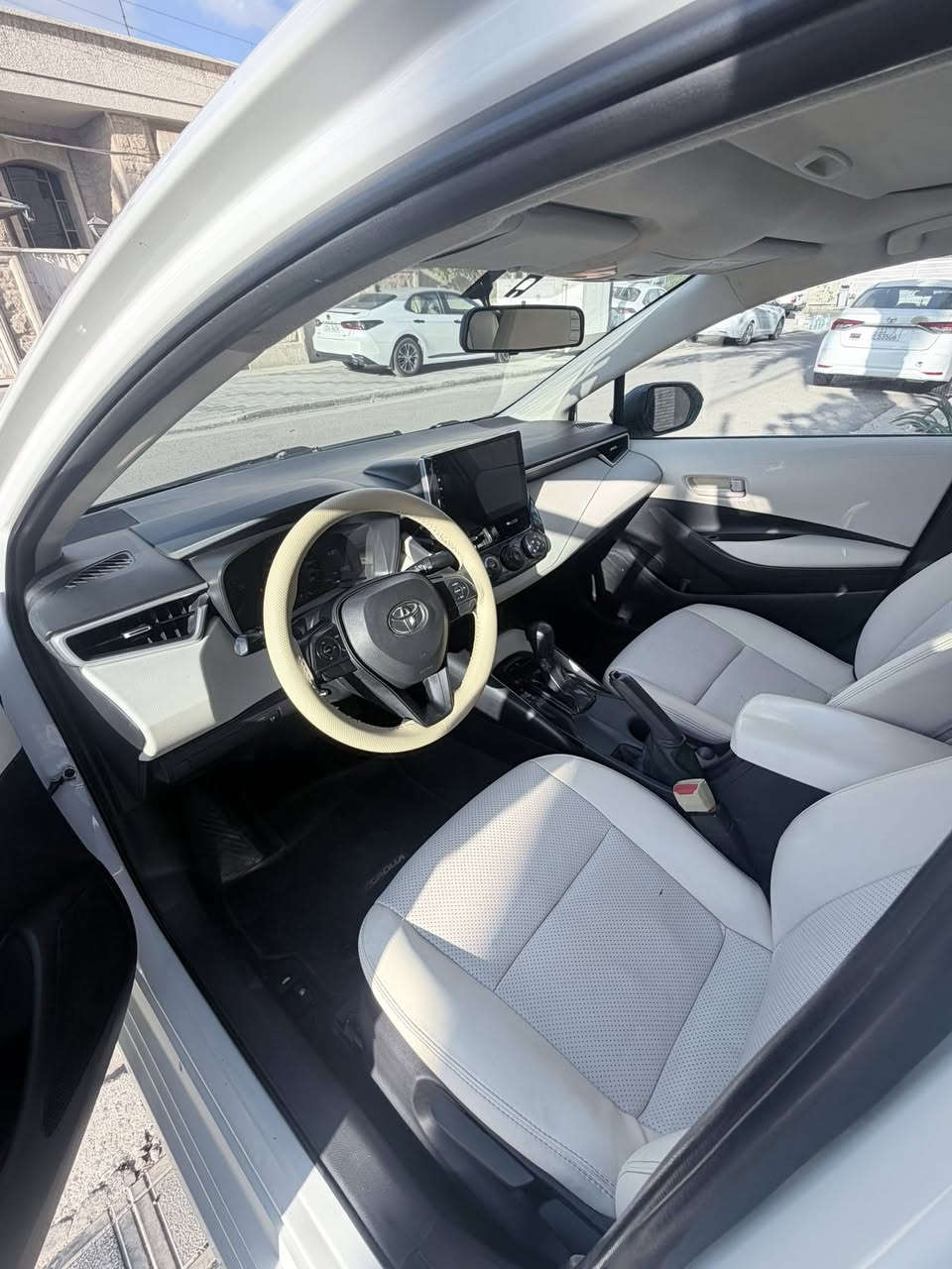 سلام عليكم .. للبيع فقط 🌹 
كورلا فطيم خليجي بانزين ⛽️ 
موديل ٢٠٢٠ 
محرك الفين 2.0 xle 🚀 
السعر😎 ... ١٥٧ ورقه وبيها مجال بسيط جداً 😎
فول بس تجي تشغيل مفتاح مو بصمه 
سلايد 
حساس امامي خلفي كامره خلفيه 
كراسي جلد 
زينون عالي ناصي 
كروس سرعه 
تبريد ثلاجه فطيم معروف تبريده بعد 
٥ ويل كب 
كير ١٠ نمره ميكانيكي مو cvt 
مشيها وترايها مال كامري 
نشطه جداً صيانه كامله بالسياره شرط برغي مابيها نقص حت تايرات تخم جديد والصور تحجي نضافتها 
ابيض صدفي لونها 
٢ مفتاحين ويها 
مكفول كير مكينه ميكانيك صدر 
بيها بارد براس البنيد  ورصعات خفيفه جداً مال استخدام والفحص موجود بالصور 
مكاني حي الجامعه بغداد 
وكاله او تحويل جاهز 
*********** ☎️ 
واتس اب او اتصال
