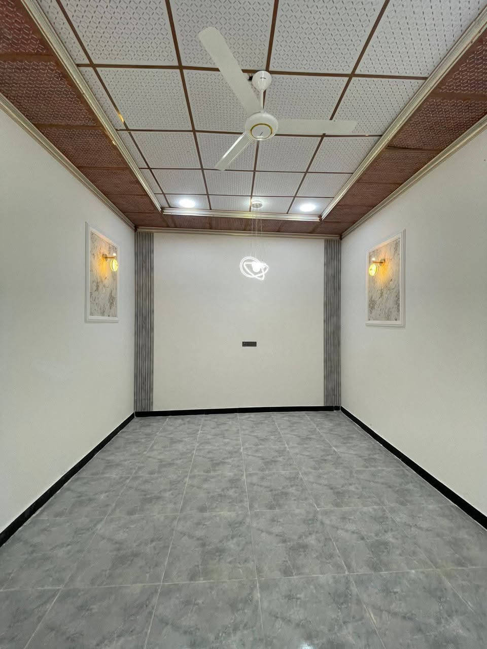 السلام عليكم واسعد الله اوقاتكم
*********** 
يتوفر بيت للبيع  
سعر بلاش 
#طابو ملك صرف زراعي عراقي سند 25 
مساحة البناء 210م
يحتوي البيت على 
 3غرف 
ديوان 
مطبخ
صاله 
صحيات داخلي وخارجي
كراج سياره

#البناءجديد 2026 درجه اولى وجاهز من كلشي  منطقه
 هدوئ ومتوفر بيها جميع  
 الخدمات ماء كهرباء مدارس قريبه مستوصف سوك كافة الخدمات متوفره

البيت فارق وجاهز للسكن 

البيت يقع على شارع 10م  اناره الشارع كله

#العنوان : بصره ابي الخصيب  قرب مدينة الندلس السكنيه 
( السعر  110وبي مجال )
***********
