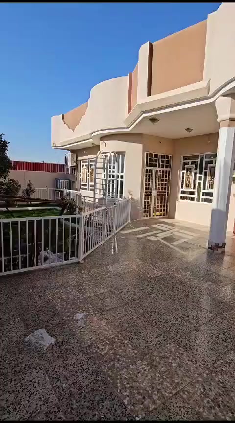 دار للبيع بداية شارع المطار ✈️
#مجاور المدرسة ثانوية القمة الاهلية 
 #المساحة 475 متر طابو صرف
يحتوي الدار على:
استقبال 8*4
هول 6*4
مطبخ 6*4
غرف نوم عدد 5
⭕️غرفة نوم عدد 3 في الطابق الأرضي 
⭕️ مع مجمع صحيات داخلي وخارجي الطابق الأرضي 
⭕️غرفة نوم عدد 2 مع مجمع صحيات في الطابق الأول 
⭕️الشارع صب مع مجاري على الرئيسي 💢
⭕️السطح فرشي 
للإستفسار الاتصال 
***********
