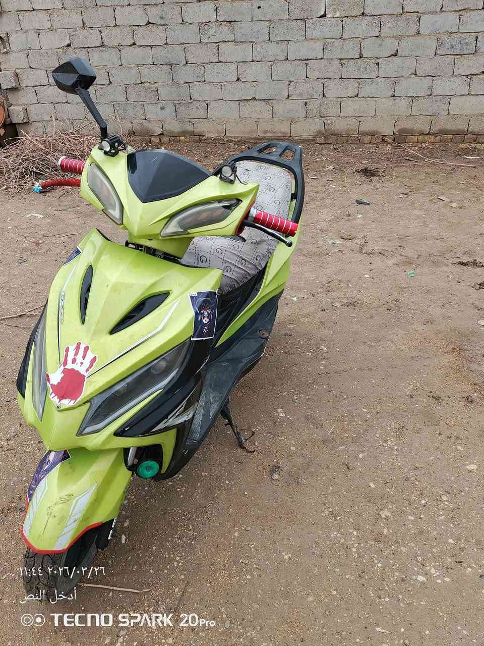 السلام عليكم دراجه سكنز للبيع جاهزه كهربائياته كلها شغاله ماكينه بيها دخان تخم تاير جديد كلجات  جدد كابريتر جديد السعر 175 وبيها مجال ***********
