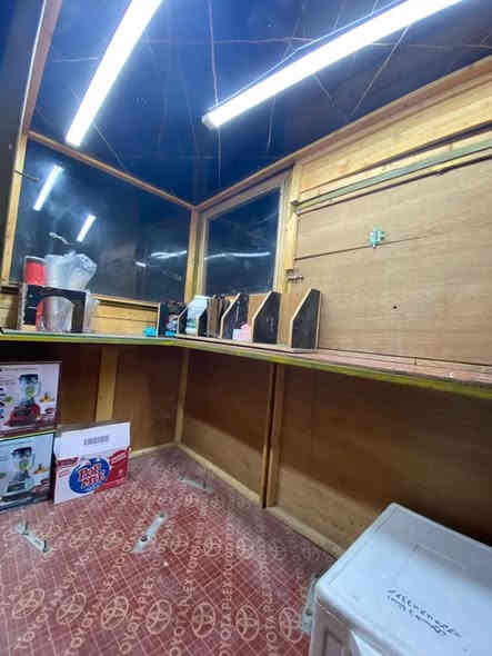 كشك متنقل يحتوي على مولده ١٤ أمبير وقلايه مال فنكر وخلاط عدد ٢ وطاوله ٢ وكرسي ١ ويحتوي عله ملحقات بعد إضافيه ستوته أوراق مكينه نضيفه توني شادها  سعرها 1750 وقابله للتفاوض مكاني ياسين خريبط 
***********
