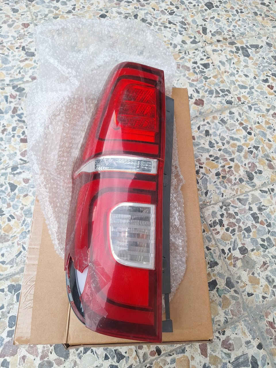 السلام عليكم للبيع شارب مال ستاركس ٢٠٢٠ وبكلايت هم مال ٢٠٢٠ البكلايت بي كسر مثل ماوضح بل صور ثنينهن اصليات مو تجاري مكاني بغداد  البياع تقاطع درويش ***********مكلف بل نشر اتصل وتدلل
