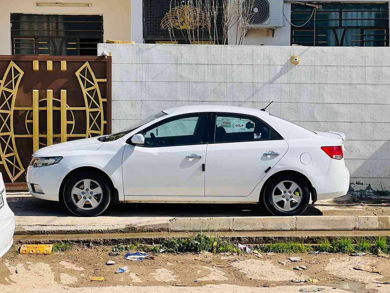 السلام عليكم سياره سيراتو خليجي موديل 2011 السياره كلين فقط ملاحضات بارد كير ومحرك شرط طخم تاير السياره جهازه من كلشي الشراي يتصل ***********
