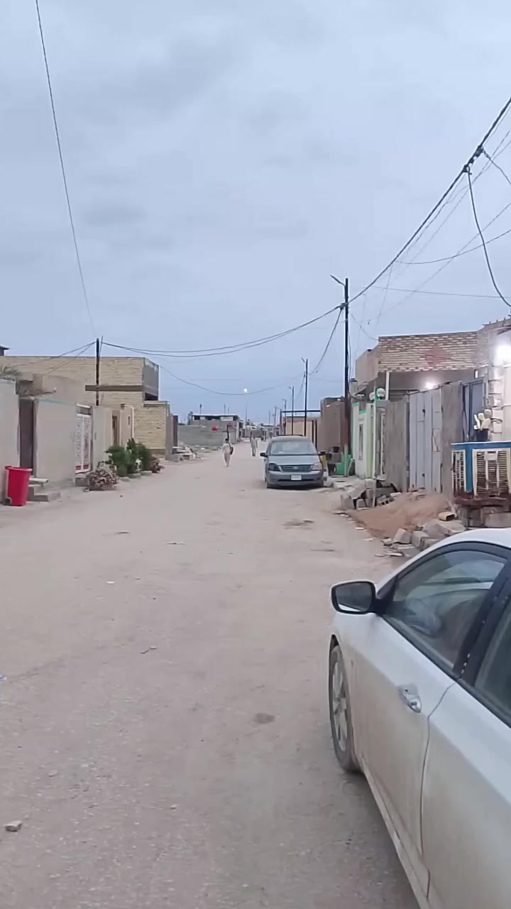 سلام عليكم بيت 100متر واجه خمسه ونزال عشرين البيت عقد 25  مرقمة البلدية يتكون من غرفه 5×4 الصاله 9×3ونص حمام تواليت 2×1ونص مطبخ 1ونص مربع حمام تواليت خارجي 2×1ونص طبعاً البيت بلوك واعگاده شيلمان خط مولد ذهبي ماء اساله 24ساعه متوفر شارع تبليط عرض 10متر  يبعد عن شارع كربلاء 200متر عامود 125 جهت طريق ياعلي الراجع للنجف منطقه الهرموش مقابيل الجسر إلي رابط شارع الصب الى شارع كربلاء واي استفسار على هذا الرقم ***********او خاص
