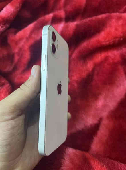 ايفون 12 عادي 
ذاكرة 64 تك سيم 
 بطارية 78 بلادي 
نموذج M أمريكي 
فيس ايدي شغال 
مبدل شاشه فقط نوعية مضبوطة 
نضافة الجهاز كدام العين 
السعر 250 خاص اتصال 
***********
