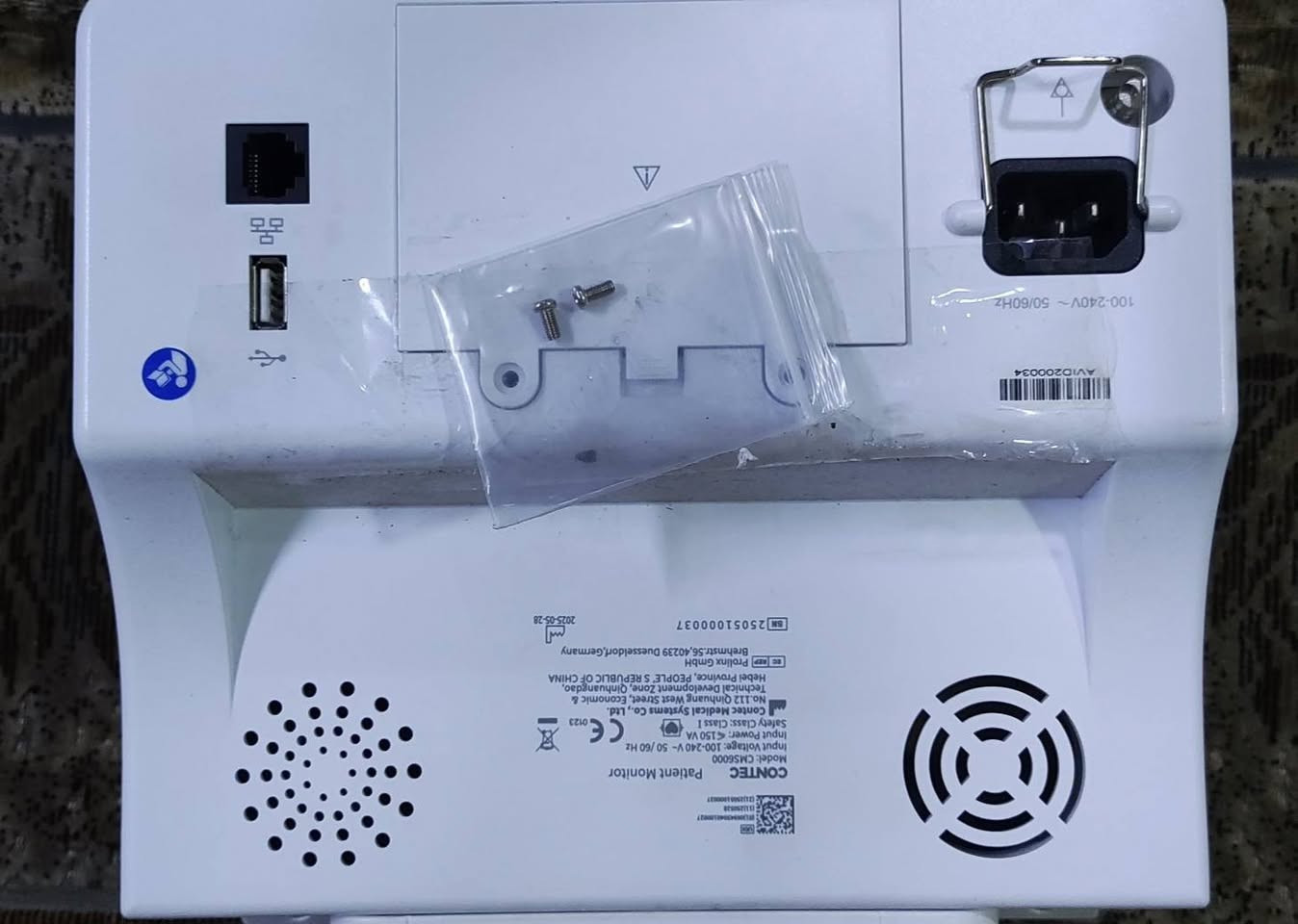 🩺 للبيع: جهاز مراقبة المرضى (Patient Monitor) ماركة CONTEC موديل CMS8000 🏥
متوفر الآن جهاز مونيتر طبي متكامل وموثوق لمراقبة العلامات الحيوية. الجهاز مثالي للعيادات الطبية، صالات العمليات الصغرى، الإسعاف، أو لتوفير عناية مركزة للمرضى وكبار السن داخل المنزل.
✨ مميزات الجهاز ووظائفه:

✅ مراقبة مستمرة لتخطيط ونبضات القلب (ECG).
✅ قياس دقيق لنسبة الأوكسجين في الدم (SpO2).
✅ قياس ضغط الدم التلقائي (NIBP).
✅ مراقبة معدل التنفس (RESP) ودرجة الحرارة (TEMP).
✅ شاشة ملونة واضحة جداً مع إنذارات صوتية ومرئية عند تغير حالة المريض.
✅ ماركة عالمية رصينة (CONTEC).

📦 الحالة: الجهاز  جديد
📍 الموقع: الموصل - حي الوحدة
📞 للاستفسار التواصل على الخاص
- يوجد خدمة توصيل لجميع محافظات العراق


**إذا كنت صاحب هذا الإعلان وتريد حذفه لأي سبب، رجاءا أرسل رسالة إلى الدعم الفني**