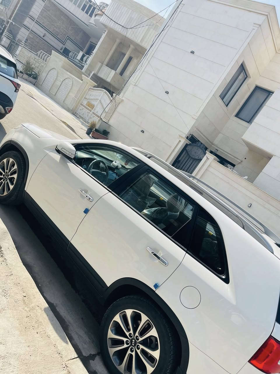 السلام عليكم كيا سورنتو للبيع (بدون مراوس) موديل 2014 ماشية 50 خمسين كيلو حقيقي خليجي فول مواصفات ١/١ ومكفولة كفالة عامة من الضربة ومن الصبغ ومن التبديل ومن البارد ومن الفتح ومن الشخط ومن التكحيل ومن كلشي موجود السونار وي الصور السيارة من 2014 عندي ولحد الان علة ايدي استخدام شخصي وبسمنة ممداورة استلام شركة وبسمنة حتة الفابلون والكتلوكات مال شركة بيهة سنوية وهزة جديدة رقم بغداد مشروع وطني تحويل ثاني يوم ماكو اي شكال 
مواصفات السيارة
(1) ماشية (٥٠) كيلو حقيقي+ حساسات امامية وخلفية
(2) بصمة+ بنراما+ انظمة قيادية
(3) اشايرة بل مري ومري شفط+ بصمة ابواب
(4) شاشة كبيرة+ كامرة خلفية+ تحكمات ستيرن
(5) سبعة راكب+ ثلاث قطع تبريد
(6) مكينة ستة سلندر مكفولة+ زراكات امامية
(7) كير ١٠٠/١٠٠+ كشنات جلد وكهرباء
(8) صدر وتبريد وتدفئة درجة اولى
(9) ميكانيكيات وكهربائيات وحدادية مكفولات
(10) تخم تايرات جدد+ داخل غرفة جديدة
(11) السيارة جاهزة مابيها اي نقص
(12) السعر (مناسب اتصل وتدلل) المكان بغداد الكرخ للاستفسار ***********
