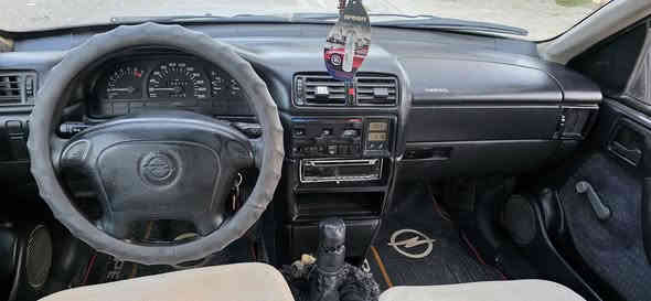 ئۆپڵ مۆدێل 95 مەکینە 18 گێرعادی بێ دەعم بێ لێدراو تازەبۆیاخ کراوە  نمونە لەجوانی هیلال و دۆسیە بیلاد چوارتایەی لۆک سڵایت و قفڵ مەرکەزی ABS گێرومەکینە دەرەجە یەک وبەشەرت کارەبای کامل ئیشەکات گەرمی مەزبوتە ژ.م(***********) (***********) هەزەی تازەبۆکراوە سەنەوی تازەیە تا2030مانگی 11 بەناوکردن و بڕاوەو غرامە بەشەرت نرخی 45 وەرەقە شمشمل
