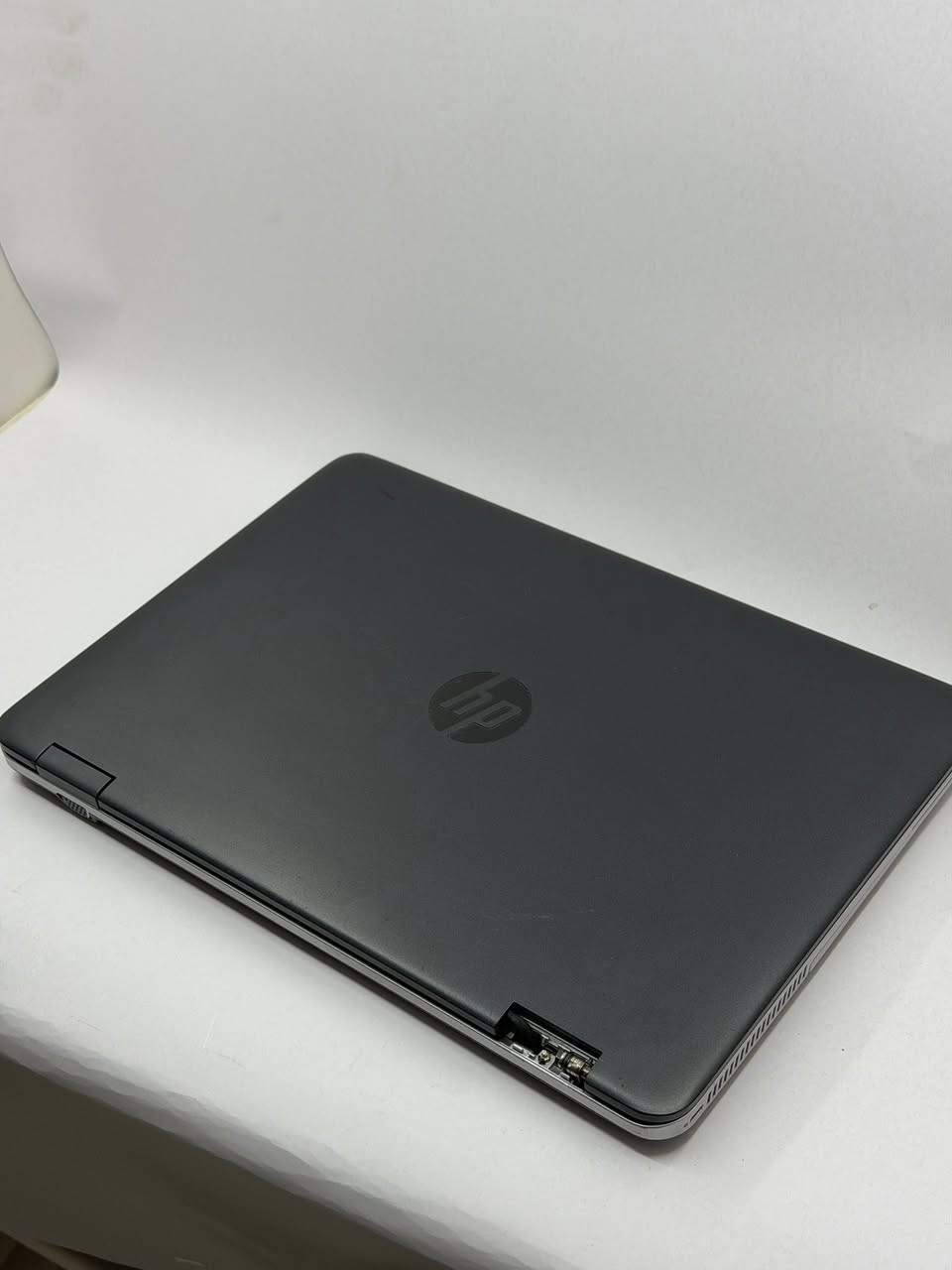 لابتوب ب 200 الف فقط بيه قطعه صغيره مثل ما موضحه بلصوره 

    HP ProBook 640 G2
* المعالج: Intel Core i5-6300U
* سرعة المعالج: 2.40GHz
* الرام: 8GB DDR4
* سرعة الرام: 2133MHz
* كرت الشاشة: Intel HD Graphics 520
* حجم كرت الشاشة: 128MB مدمج
* التخزين: 238GB SSD


**إذا كنت صاحب هذا الإعلان وتريد حذفه لأي سبب، رجاءا أرسل رسالة إلى الدعم الفني**