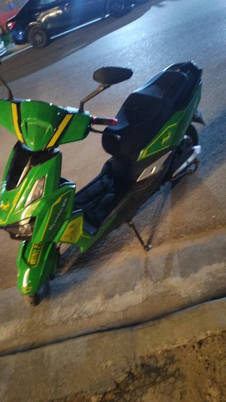 سلام عليكم شباب دراجه شحن للبيع بعده جديده بحاله وكاله وبيه ضمان 6اشهر بل بطاريات دراجه نضيفه فول تفاصيل كدامك. 

المواصفات 
الموديل 2026
البطاريه عدد 6 كبار مسطره
النمر او التحويلات 4 
السرع 4
تمشيك بل شحنه وحده 80كيلو وكثر 
ملفها سبورت
السرعه 100
نضام رجوع الخلف 
نضام  abs 
نضام  USB
نضام رجوع الخلف R
لدات سبورت  تجي كامله 
مدرعه بل كامل 
 لدات جانبيه 
اشاير رباعيه 
تشغيل عن بعد 
جهاز انذار السرقه 
قفل ستيرن 
شاشه تاب تعرض الك كل عطل ان وجد 
بيها بلتوث بل شاشه 
شلعه معدل فول 
سعره 800بيه مجال بسيط للشراي

اي استفسار اتصال 

***********
