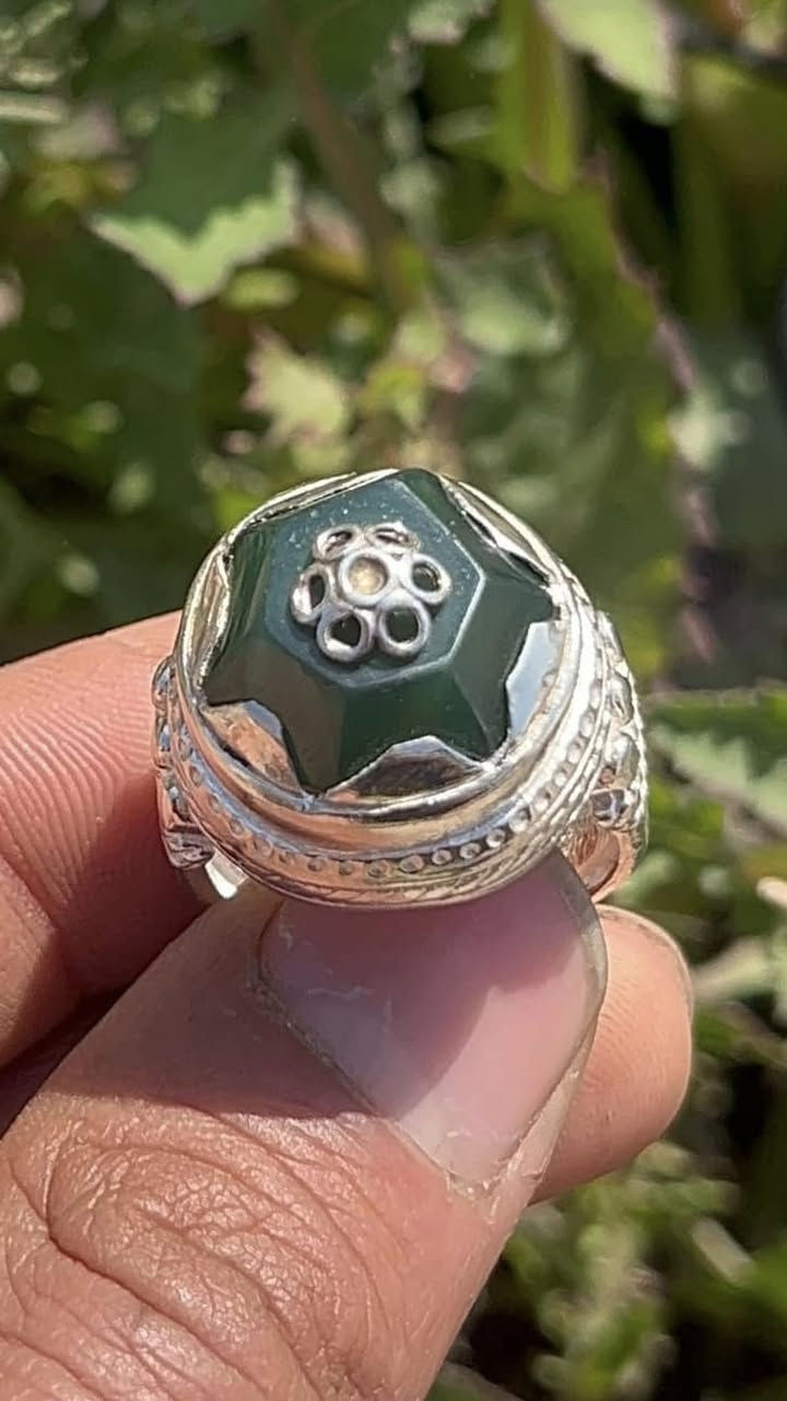 حجـر العقيق معه نوادره الجمـيله و المميـزه 
للاستفسار *********** 
كروب خان فرمان للاحجار الكريمة
