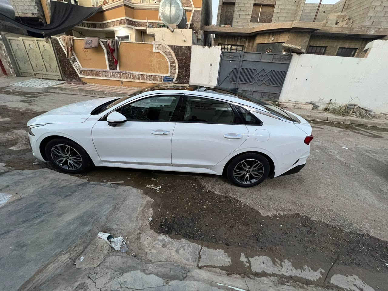 كي فايف موديل 2023 فول مواصفات خليجي بيضة  رقم اربيل ماشية 13 الف مكفولة كفالة عامة عدا بارد مقدار شبر عكس السائق سعرها 20 او نص دفترين او خمسة ورقات مكاني رمادي 5كيلو ملاحظة اني مكلف بنشر***********
