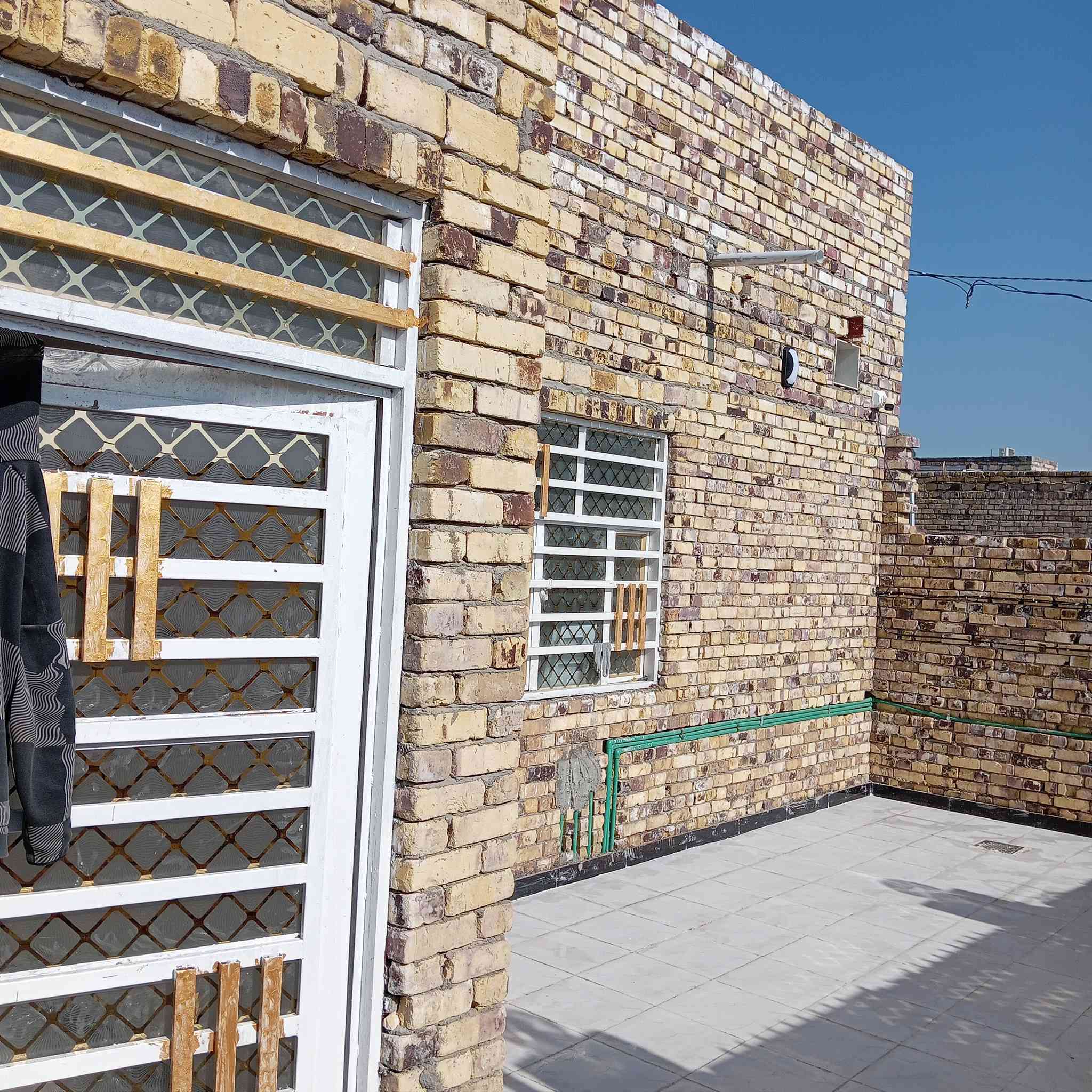 بيت جديد للبيع على طريق السنيه مساحة 230 م بناء 2غرف وصاله مطبخ واستقبال وحمام طارمه حلوه تفاصيل أكثر على رقم ***********
