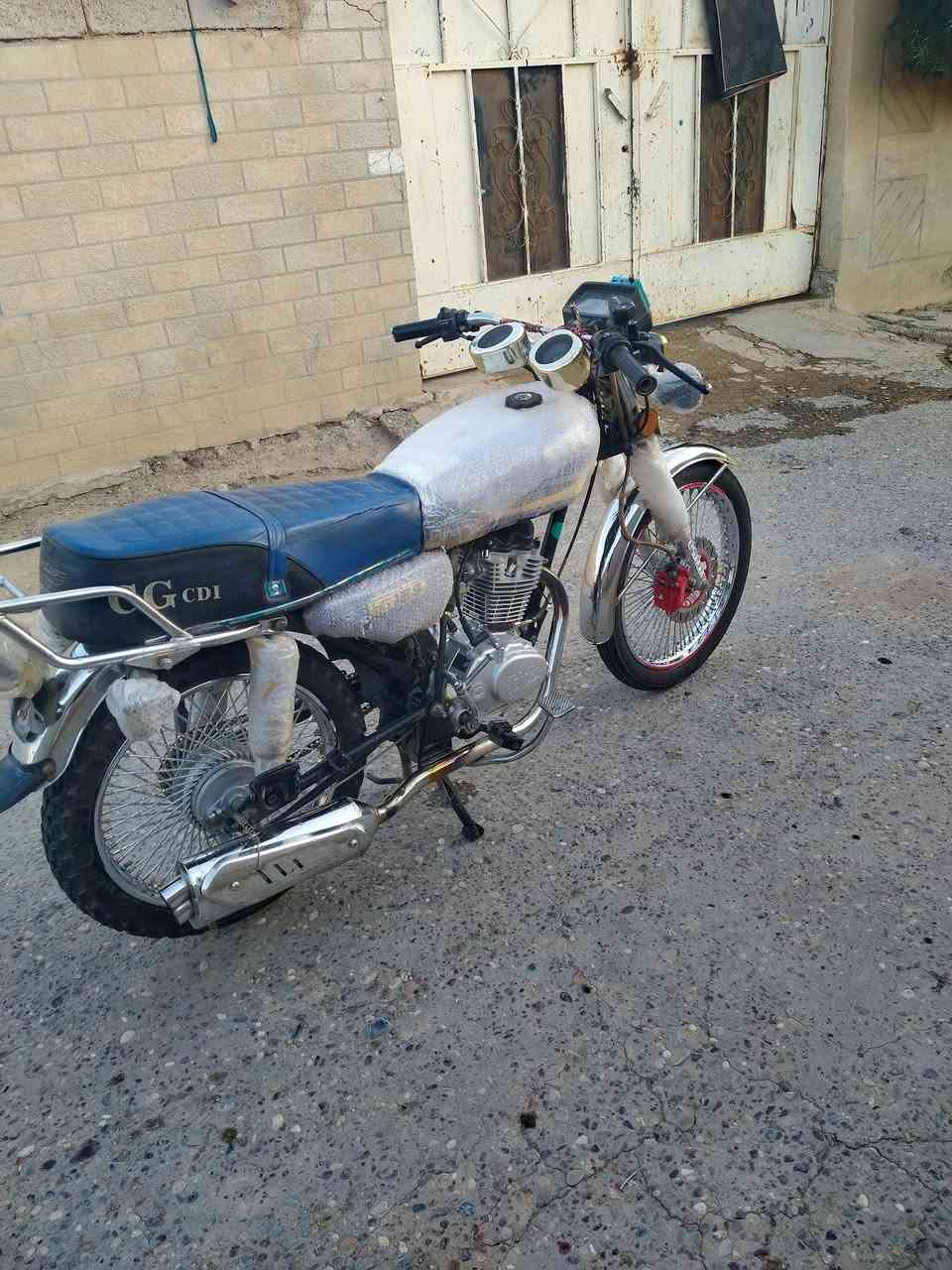 سلام عليكم شباب دراجه للبيع موديل 24 محرك امبدل ولفات فقط 
السعر 475 وبي مجال الشراي الاتصال على رقم ***********
