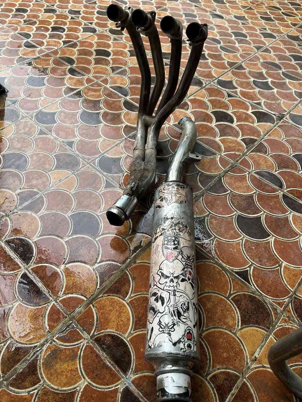 للبيع صالنصه كامله باندا ربع كرستال 
حلوه ونضيفه 
***********
بغداد 
السعر ٣٠ الف
