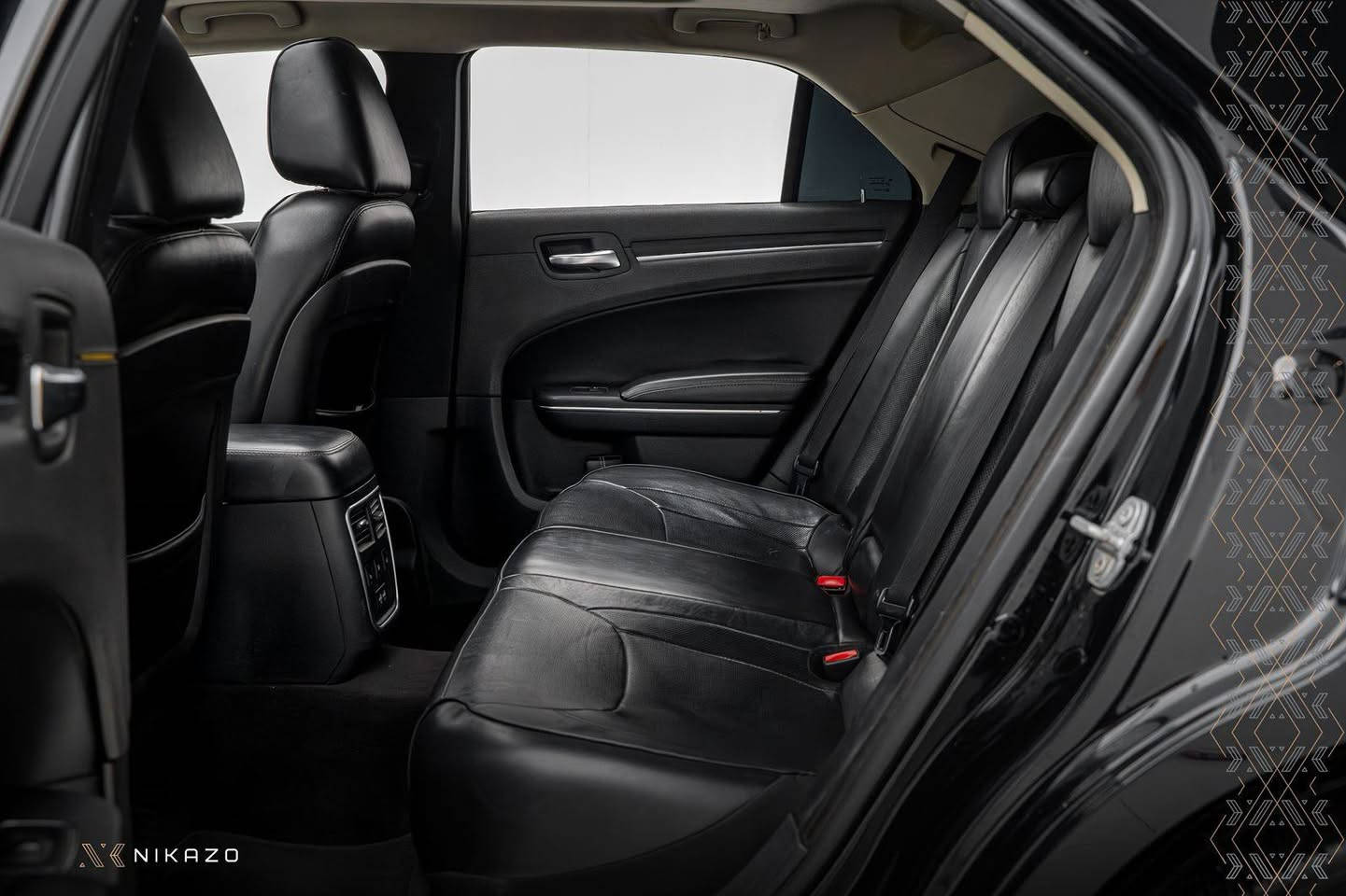 توكلنا على الله
*********** موجود واتس اب
.............................
السلام عليكم.
السيارة فول مواصفات 
كرايسلر C300 للبيع 2017.
............................
السعر 243 وبي مجال زين للي يشتري.

رقم: دهوك بأسمي وسنوية جديدة.

حادث: بدون حادث كلين تايتل

الممشىٰ: 236000 الف كيلو متر.

اللون: اسود كما موضح في الصور.

الويل: عليها مال كرايسر S300 اصلي شركة

الملاحظات: بيها PDR بجاملغ السايق على گد اصبع.

وجار شخوط ثنين حيل خفيفات لحد ربع الباب تقريباً والشخط ما جاي على الجاملغ هواية بس مشتغلهن شغل حيل حلو.

وبيها بنفس الجهة بالجاملغ الخلفي اربع اصابع صبغ.

البانوراما شوية بيها خسفات مال موديلها يعني ما مصلحة.

اي ملاحظة ثانية ما ذاكرها تجي تشوف بعيونك وتدلل لان ماخذها فحص و سونار وهذا اللي بيها بس لان سيارة كلين.
