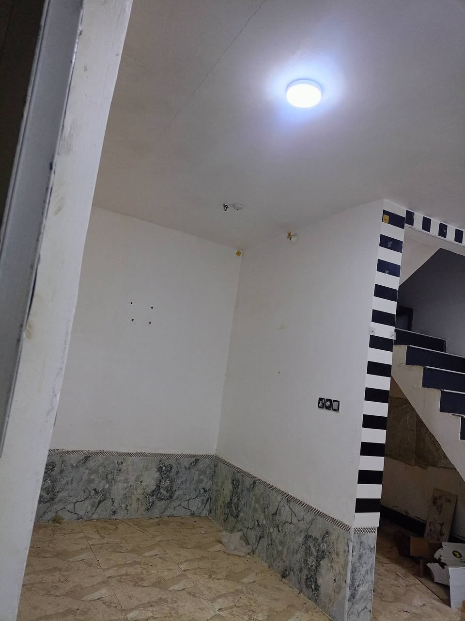 يا الله بيت زراعي للبيع مساحة 120متر 
كافة الخدمات غرفتين وديوانية وصحيات 
ومطبخ وصالة ومنور وحمام داخلي ناحية 
سديناوية 30متر عن التبليط قرب صيدلية
 النخيل السعر مناسب جداً ***********
