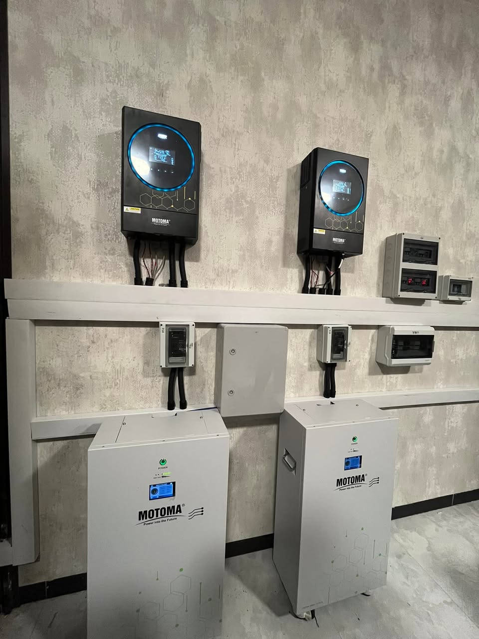 ✨ منظومتنا اليوم في منطقة الحوز ( كورنيش الحوز )  ✨لصالح مكتب الأفندي للطاقة الشمسية

🔋 مواصفات المنظومة:
✅ الوح LONGi X10 بقدرة 645W عدد 16
✅ إنفرتر MOTOMA 6KW عدد2 
✅  بطارية MOTOMA سعة 16KW عد 2 
✅ بازبار بين البطاريات والانفيرترات 
#motmoa
#الرمادي
#طاقة_شمسية

📍الرمادي  
📞 ***********
