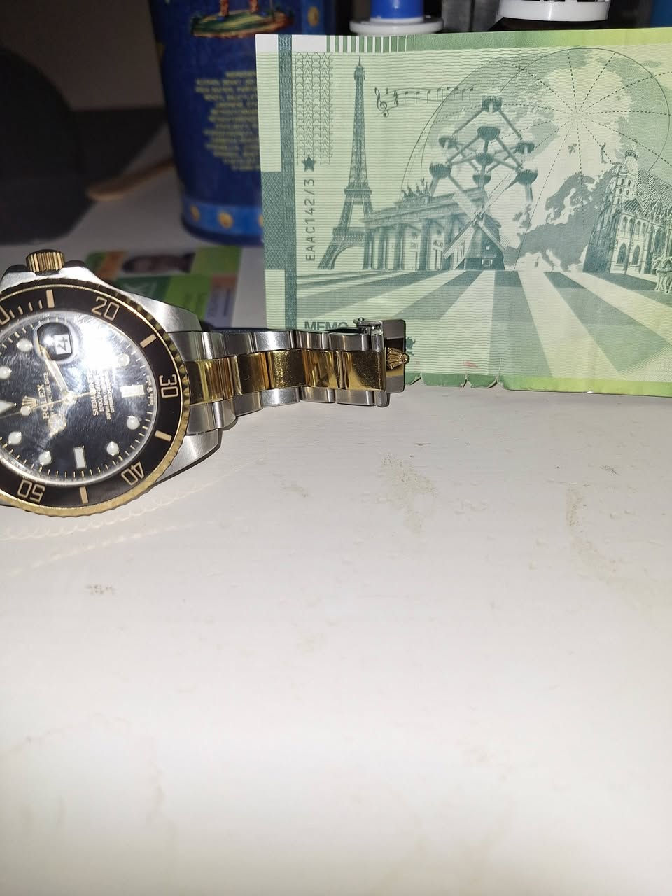 صفر يورو . صادره من البنك المركزي الالماني.  ورقه نقديه نادره . بكل المواصفات والقياسات ونفس ورقه ال 100 الخضراء.   ولكن صفر . 
 للهواه والمتحف ولا احد بالعالم يعرف السبب الحقيقي لاصدارها .  
 البنك باعها ب عشره يورو .. ل الكولكترز امثالنا .. ابيعها بخمسين يورو . واعرف انها تساوي اكثر ..


**إذا كنت صاحب هذا الإعلان وتريد حذفه لأي سبب، رجاءا أرسل رسالة إلى الدعم الفني**