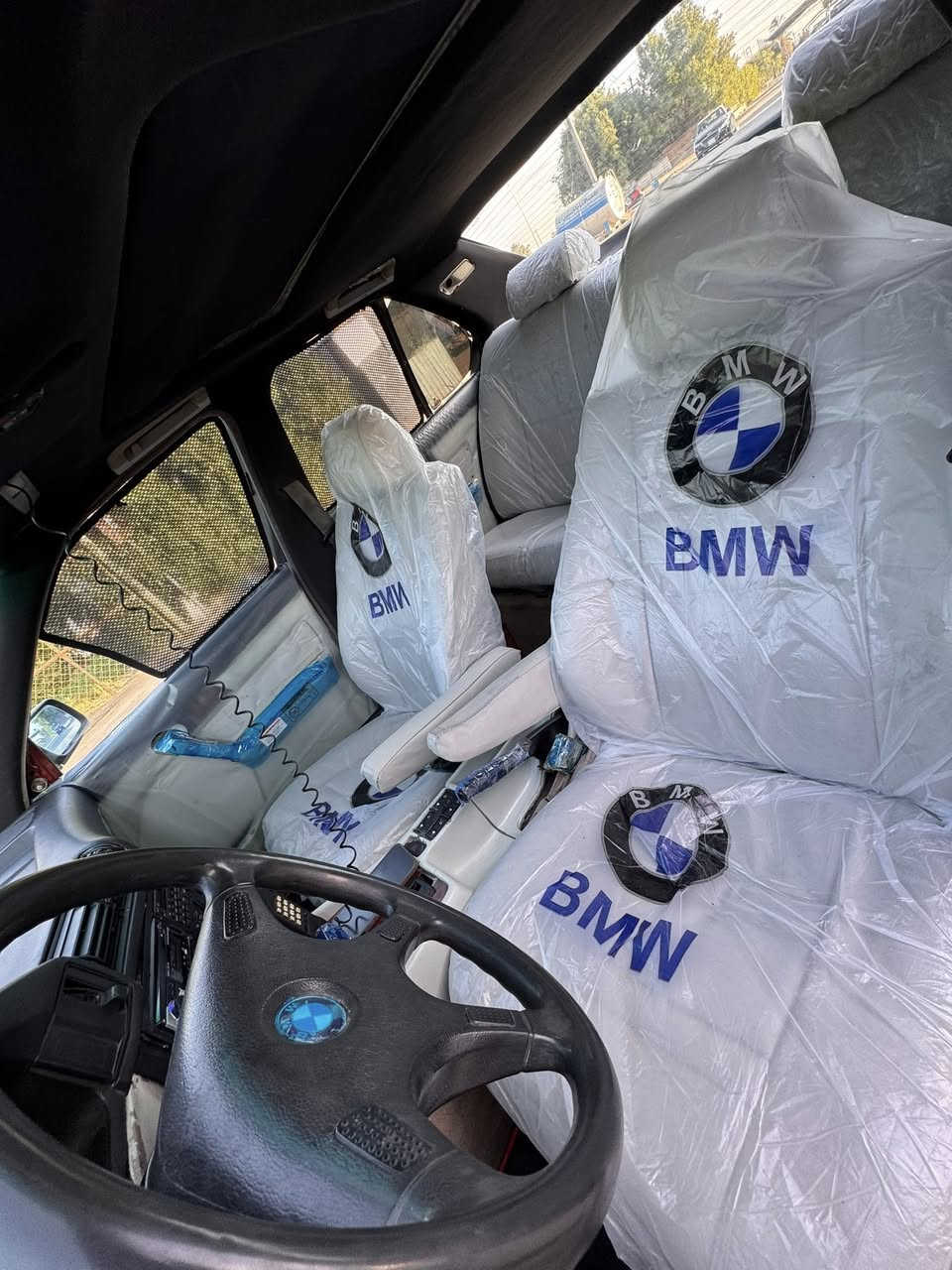 السلام عليكم 
للبيع 525 مسكر 
رقم بغداد 
فتحة بجم عريض 
م 1991 تحويل مباشر 

…..ملاحضة….السيارة بيها بعض النقوصات 
للاستفسار اكثر اتصل وتشلع عيوني 
مكاني بابل 
ه ***********
السعر،،،،53 وبيها مجال بعد المعاينة 
شي قليل
