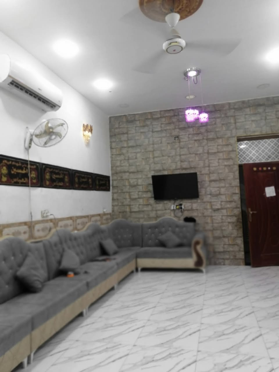 بيت للبيع – الديوانية / حي الشرطة خلف الأكاديمية

🔹 المواصفات:

المساحة: 200 متر

البيت طابو صرف 

بناء حديث جديد من الداخل و الخارج فقط بدون لبخ

يحتوي على:
• غرفتين نوم
• صالة واسعة
• مطبخ + برّاني
• صحيات داخلية وخارجية

الطابق الثاني: صالة + سطحين يمكن بناء غرفتين إضافيتين

ممرات للتهوية  2 + مدخل منفصل + طارمة واسعة

🔹 الخدمات:

شارع تبليط مع رصيف

ماء + مجاري + كهرباء وطنية

وبيه مجال قابل للتفاوض 
✨ البيت جاهز للسكن وموقعه مميز خلف الأكاديمية.

📞 للاستفسار والاتصال: [*********** ] 

ملاحضة الماسنجر محذوف فقط اتصل على الرقم 

---
